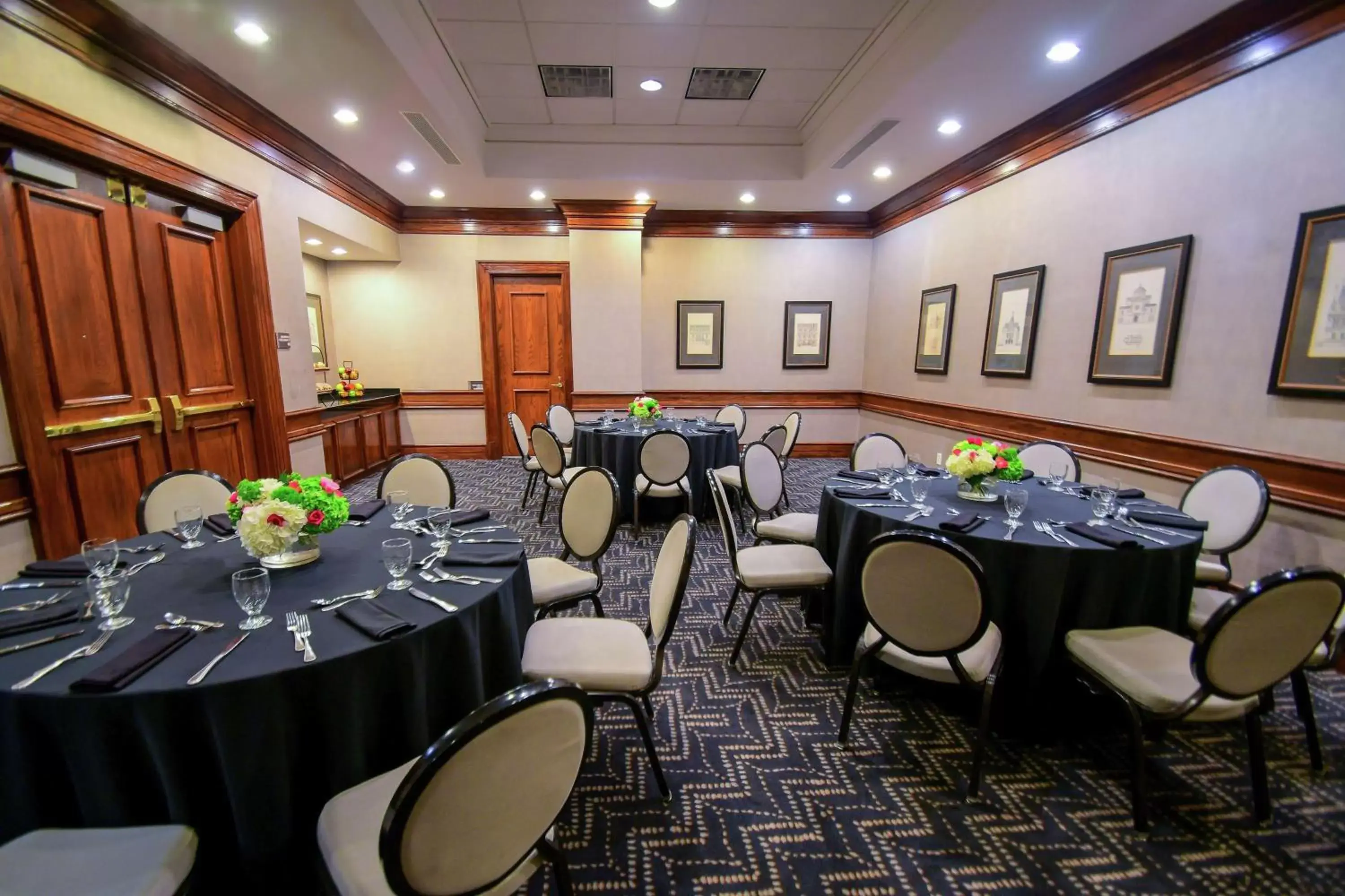 Meeting/conference room, Restaurant/Places to Eat in Hilton Dallas-Park Cities