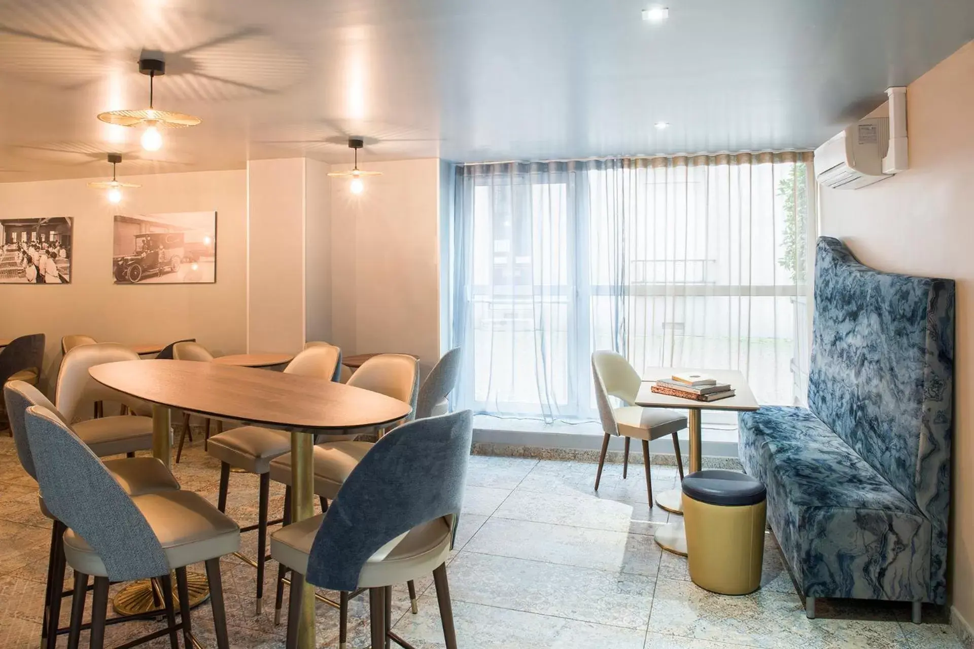 Dining area in Hôtel Mercure Paris Suresnes Longchamp