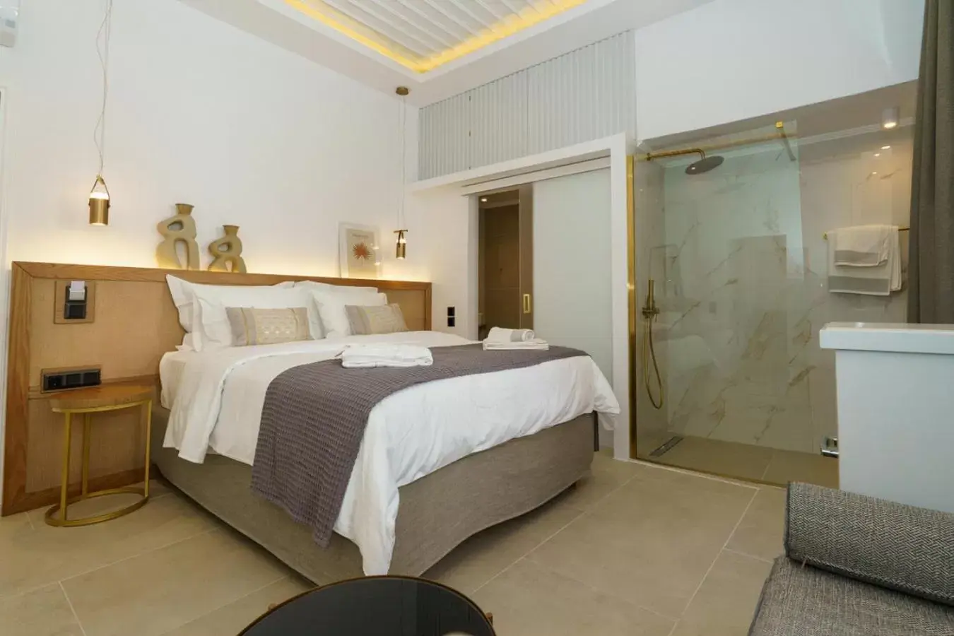 Shower, Bed in La Vie Hydra Luxury Suites