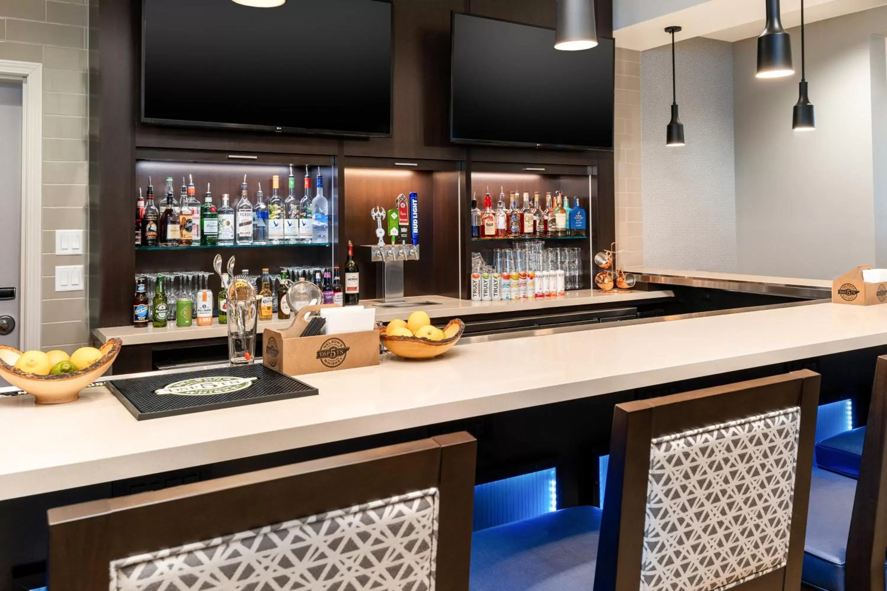 Lounge or bar, Lounge/Bar in Staybridge Suites - Nashville - Vanderbilt, an IHG Hotel