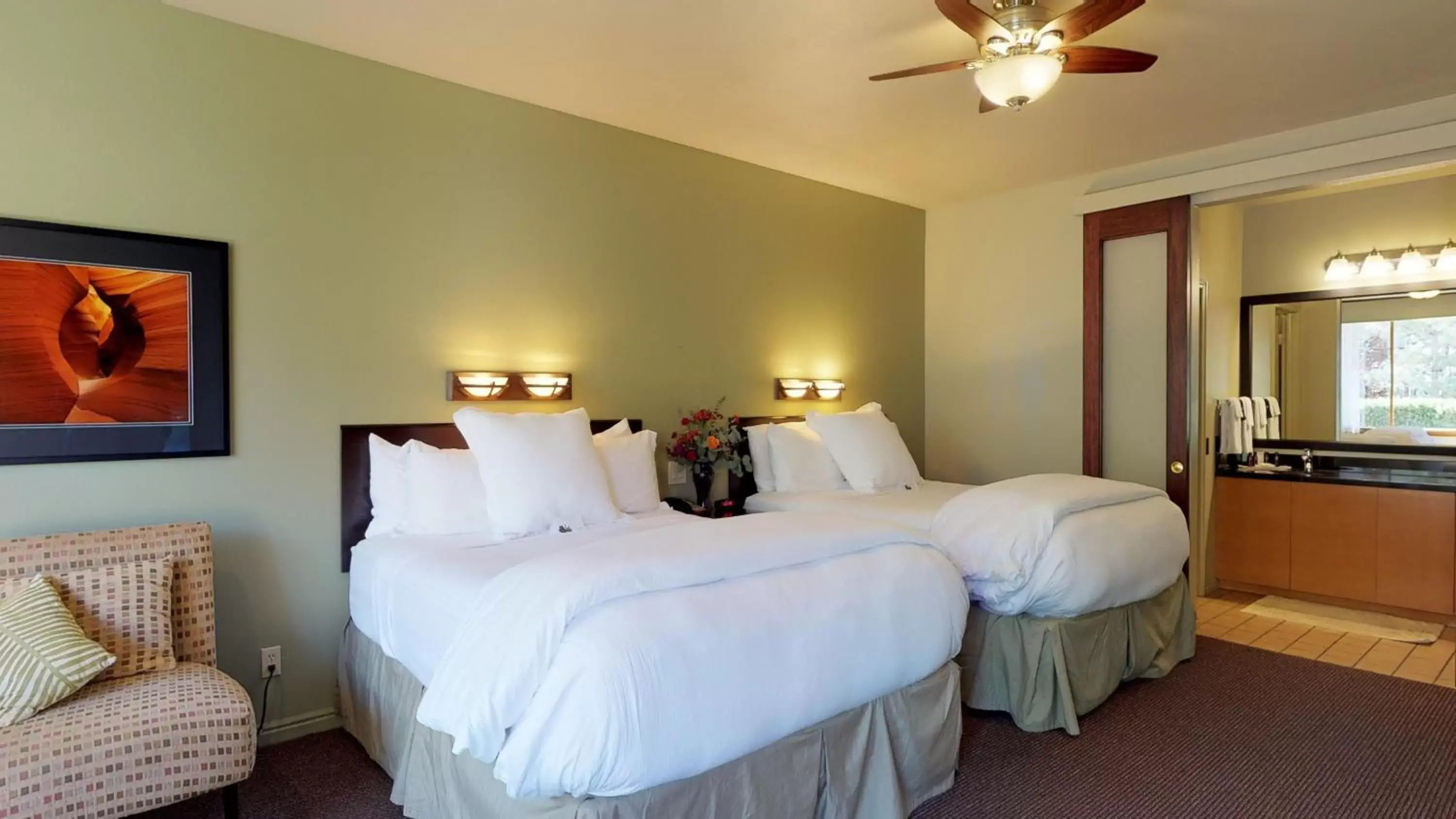 Photo of the whole room, Bed in Flanigan`s Resort and Spa
