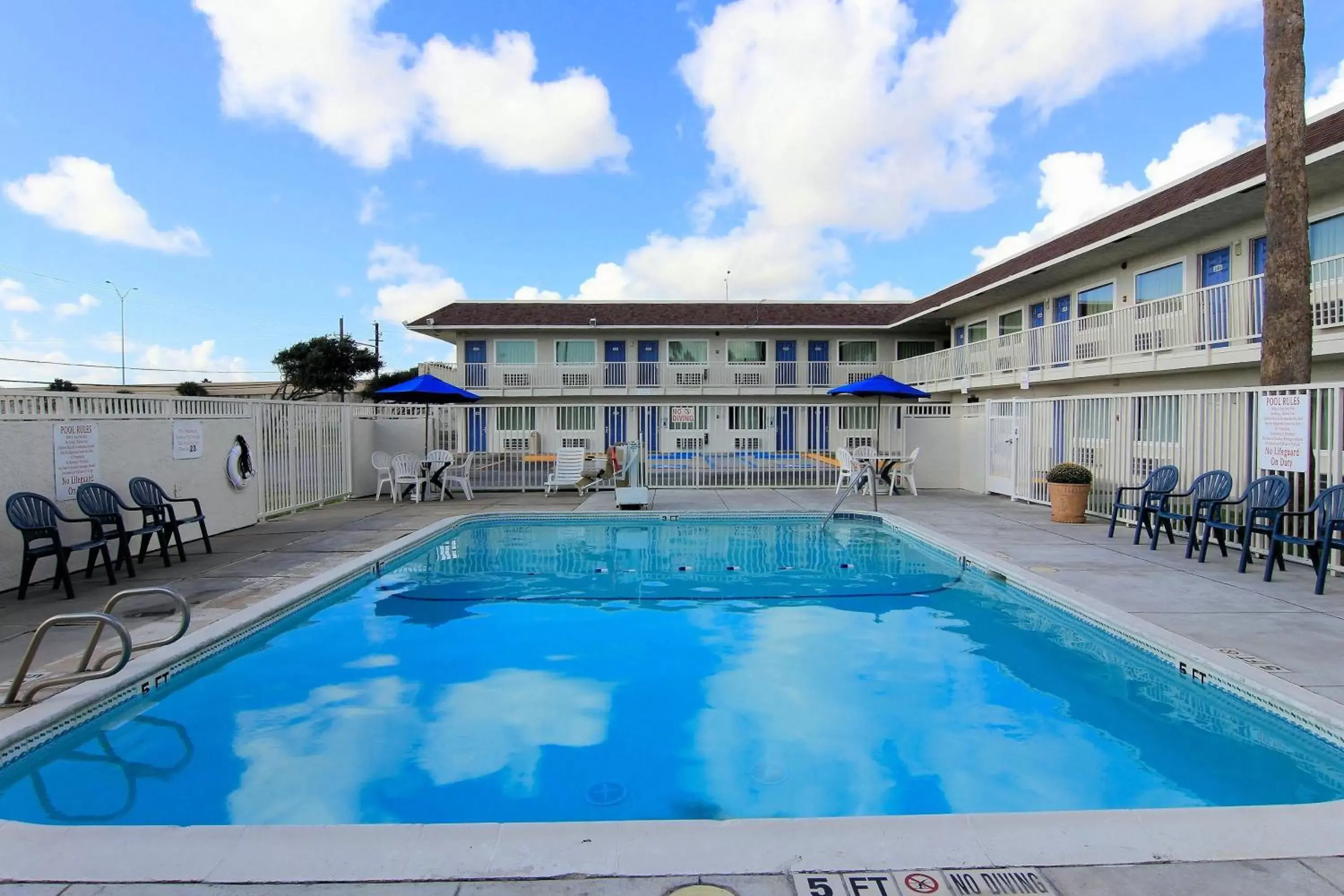 Swimming Pool in Motel 6-Corpus Christi, TX - East - North Padre Island