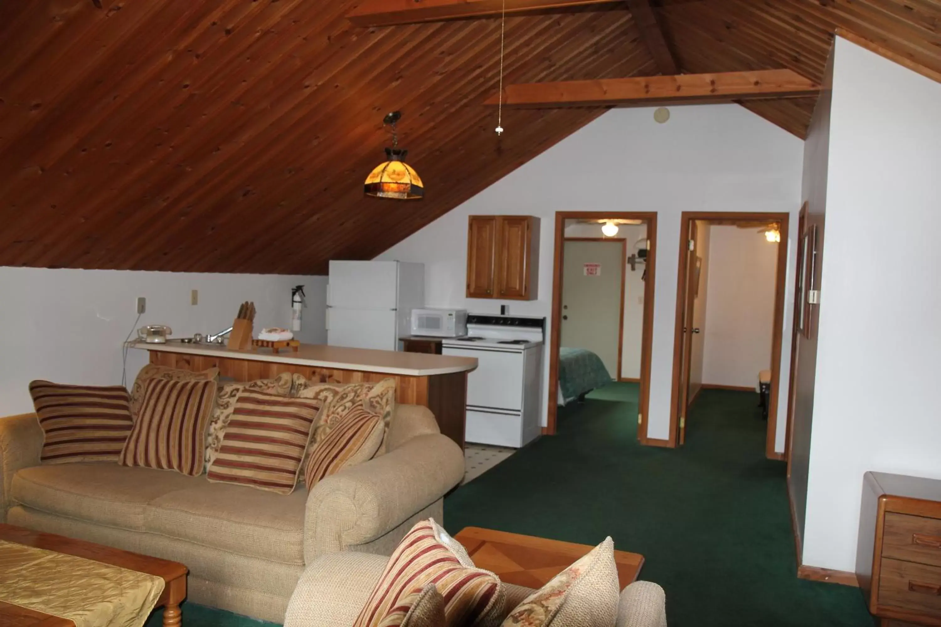 Kitchen or kitchenette, Seating Area in Sara Placid Inn & Suites