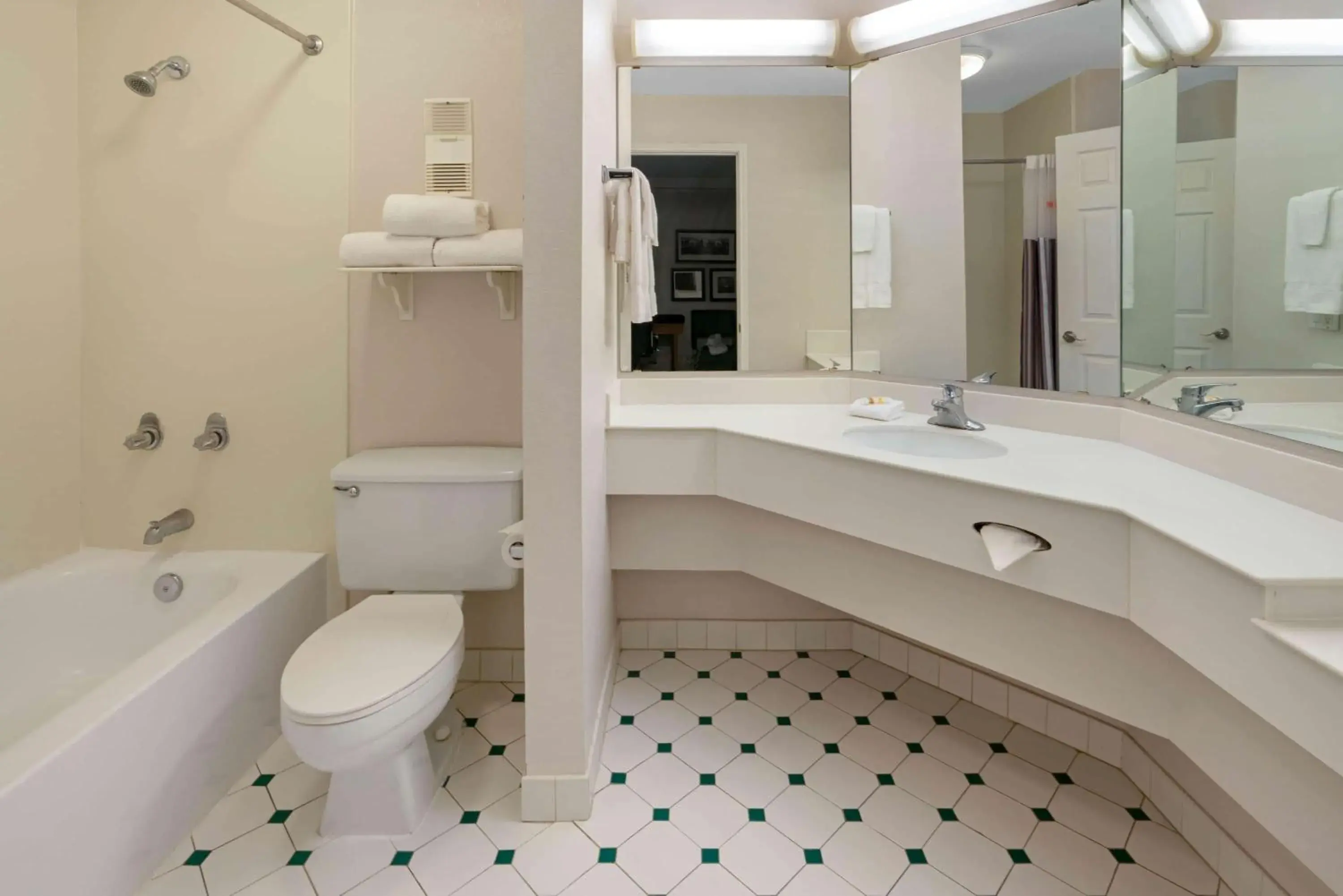 Bathroom in La Quinta Inn by Wyndham Phoenix Sky Harbor Airport