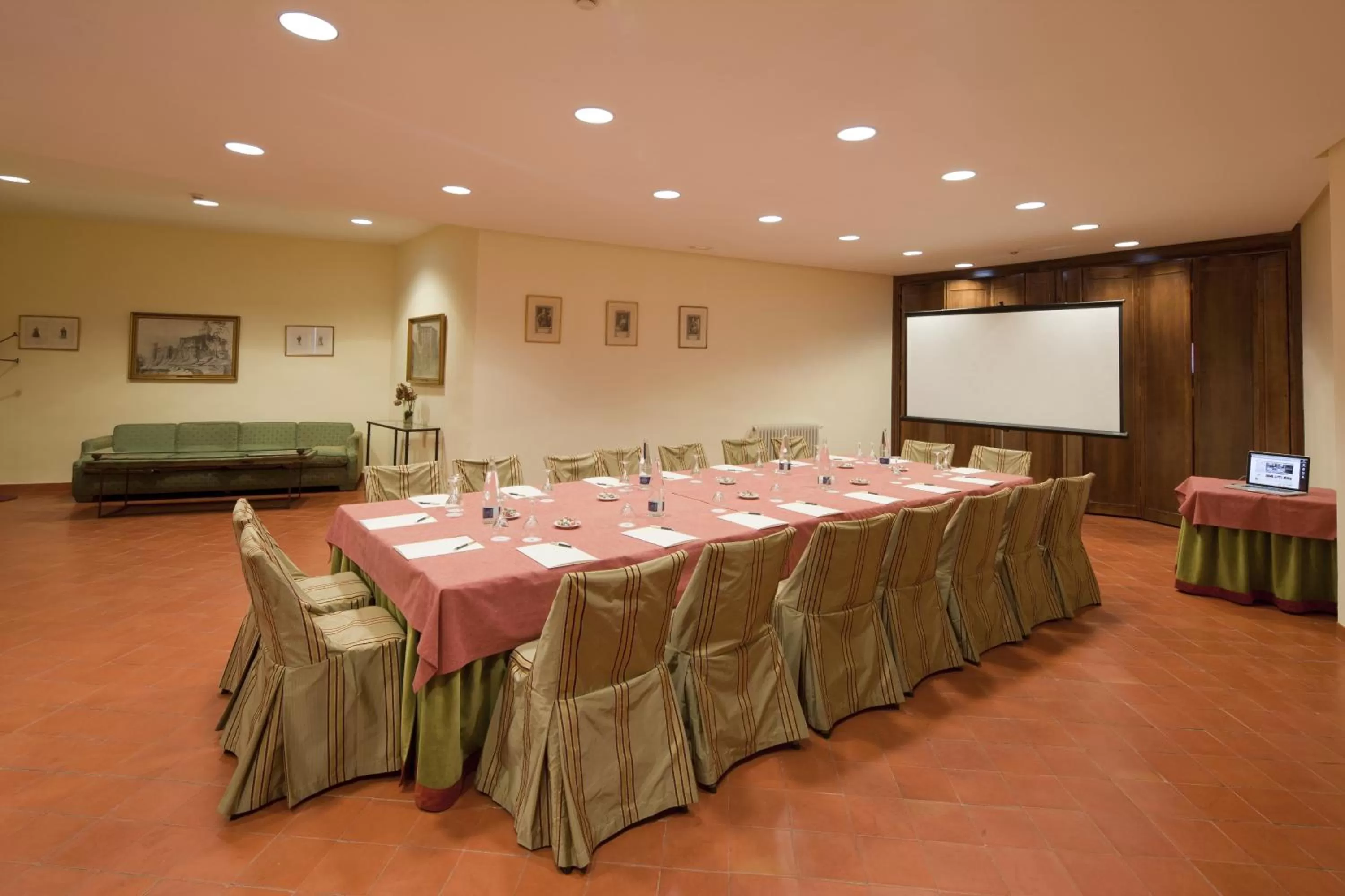 Business facilities in Parador de Benavente