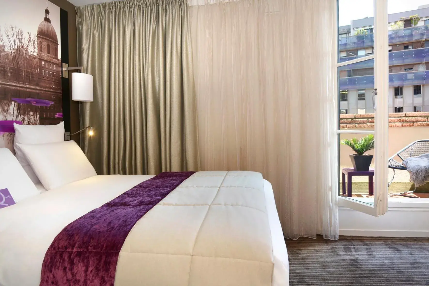 Photo of the whole room, Bed in Mercure Toulouse Centre Wilson Capitole