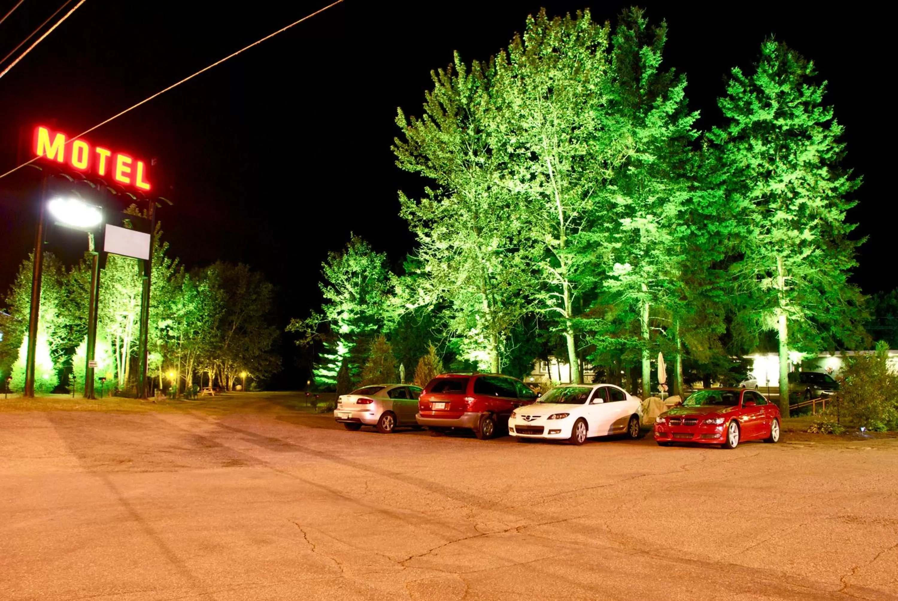 Garden view, Property Building in Motel Des Cascades