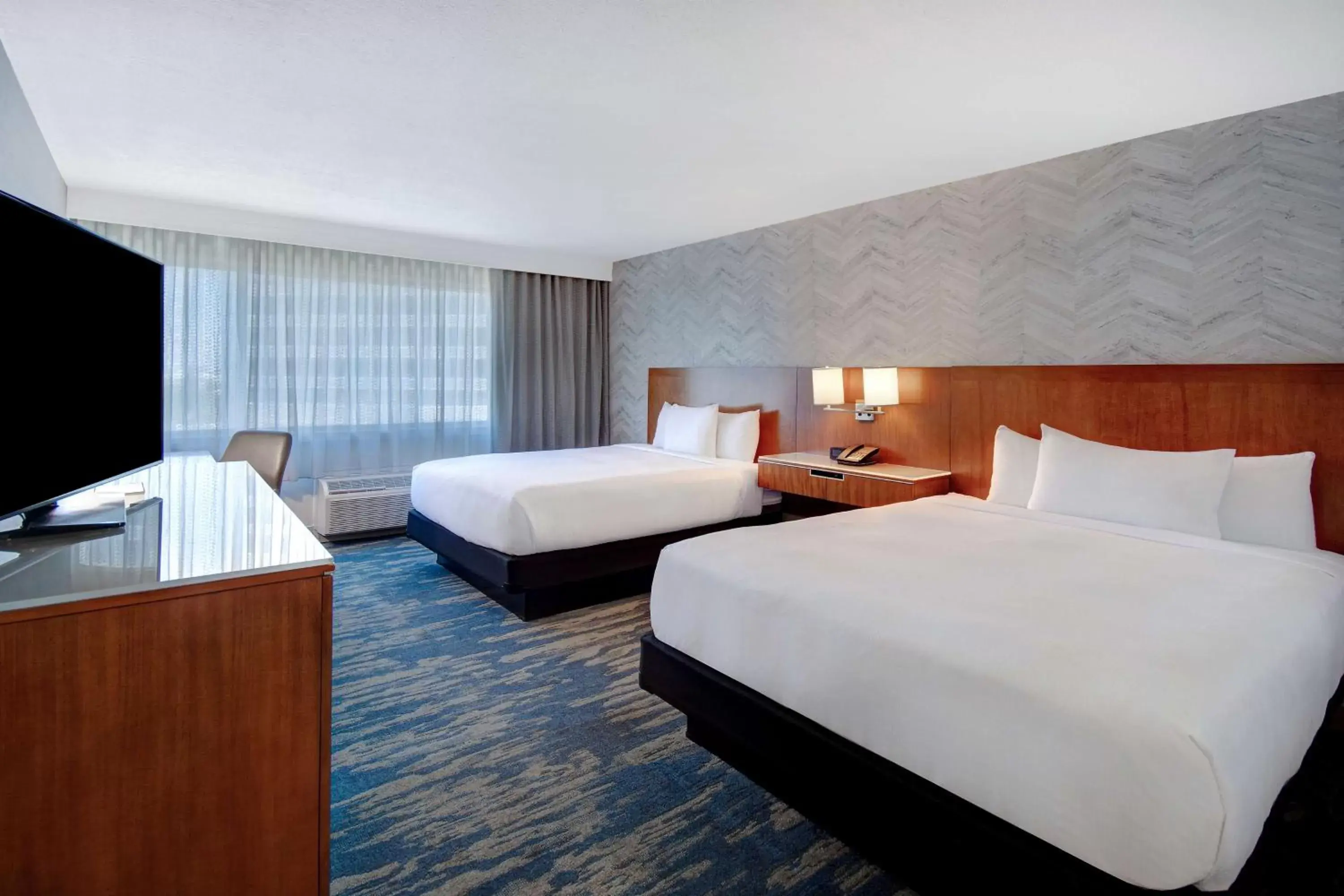 Bed in DoubleTree by Hilton LAX - El Segundo