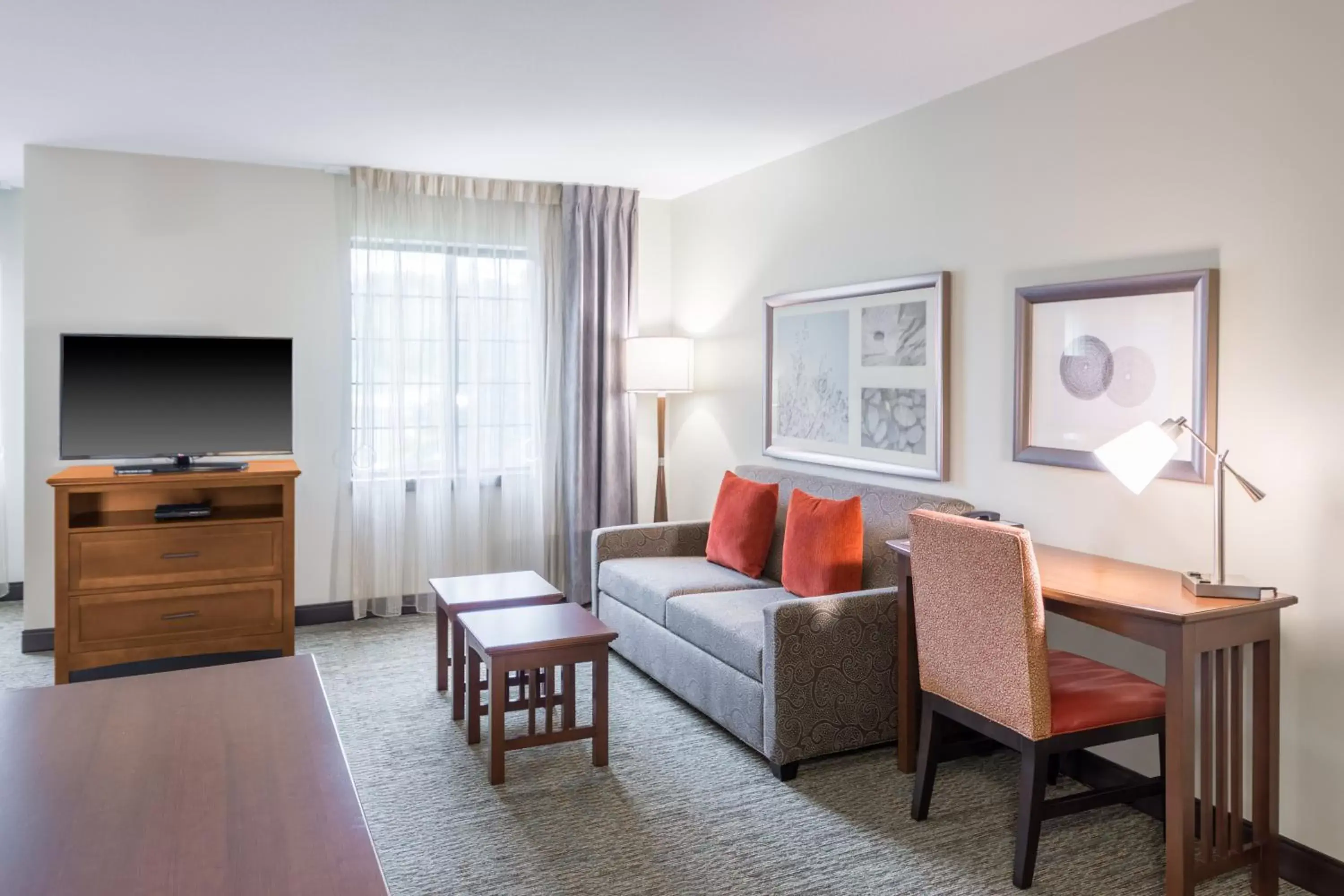 Photo of the whole room, Seating Area in Staybridge Suites - Kansas City-Independence, an IHG Hotel