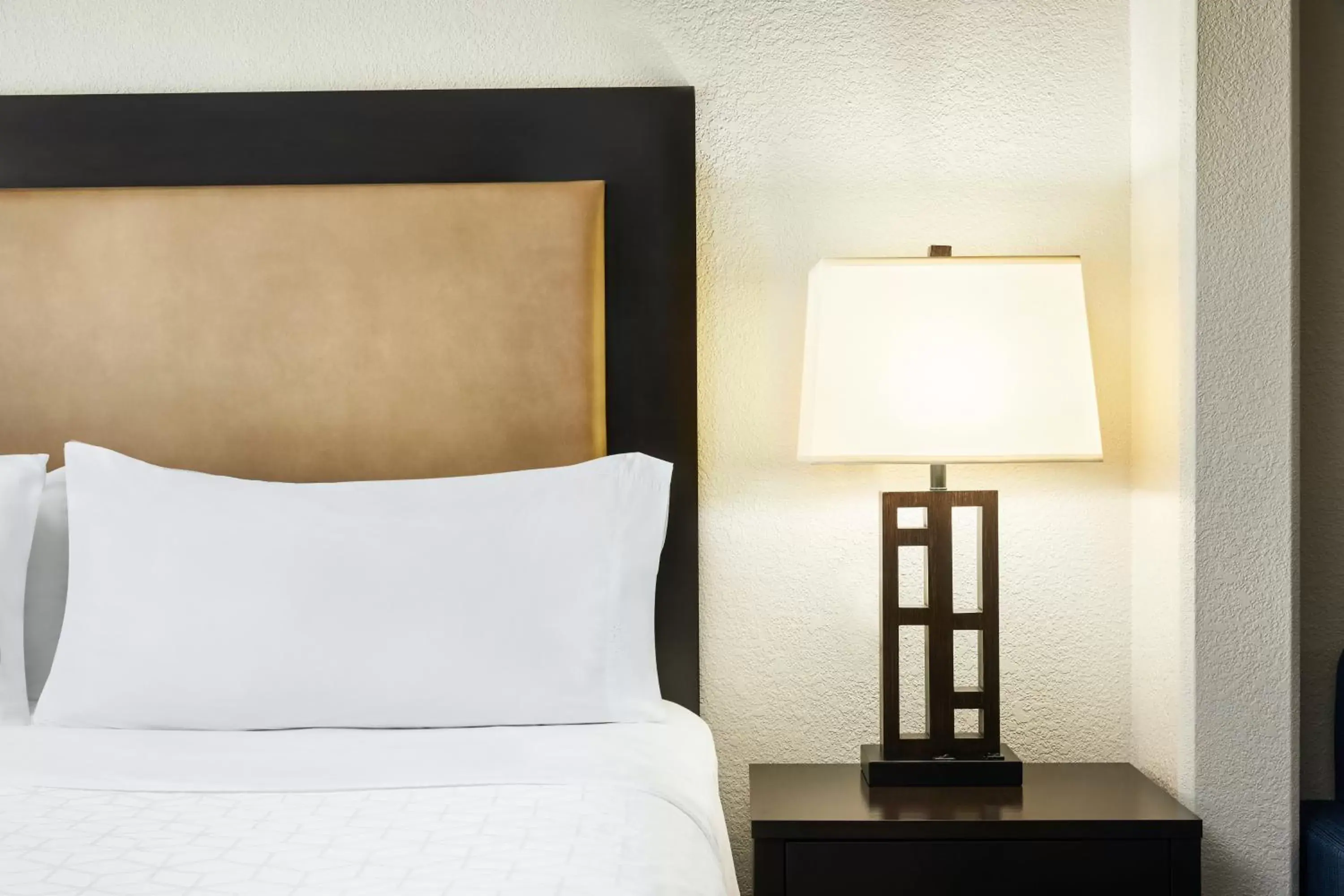 Bed in Holiday Inn Express & Suites Jacksonville South East - Medical Center Area, an IHG Hotel