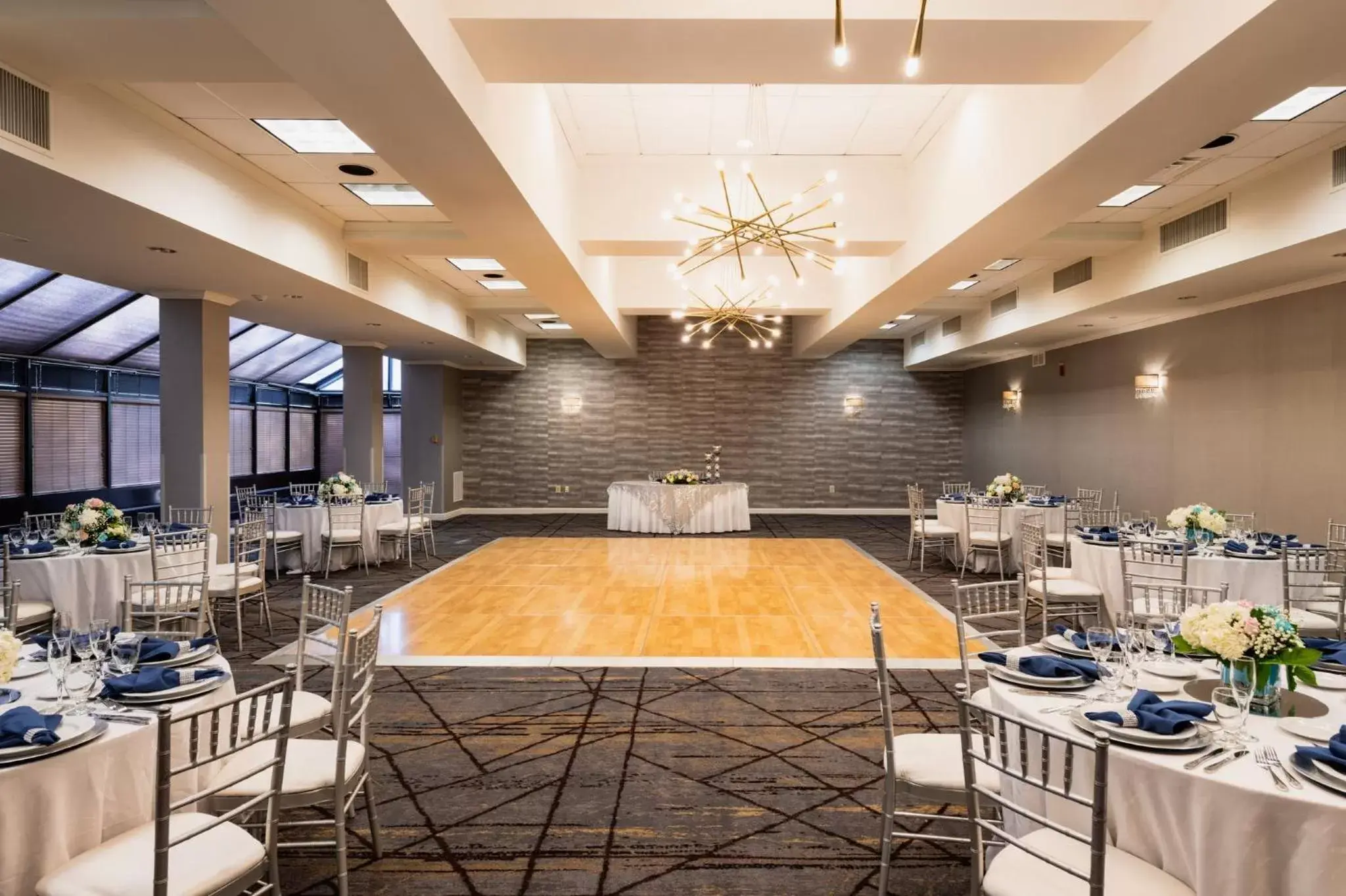 Meeting/conference room, Restaurant/Places to Eat in Crowne Plaza Edison, an IHG Hotel