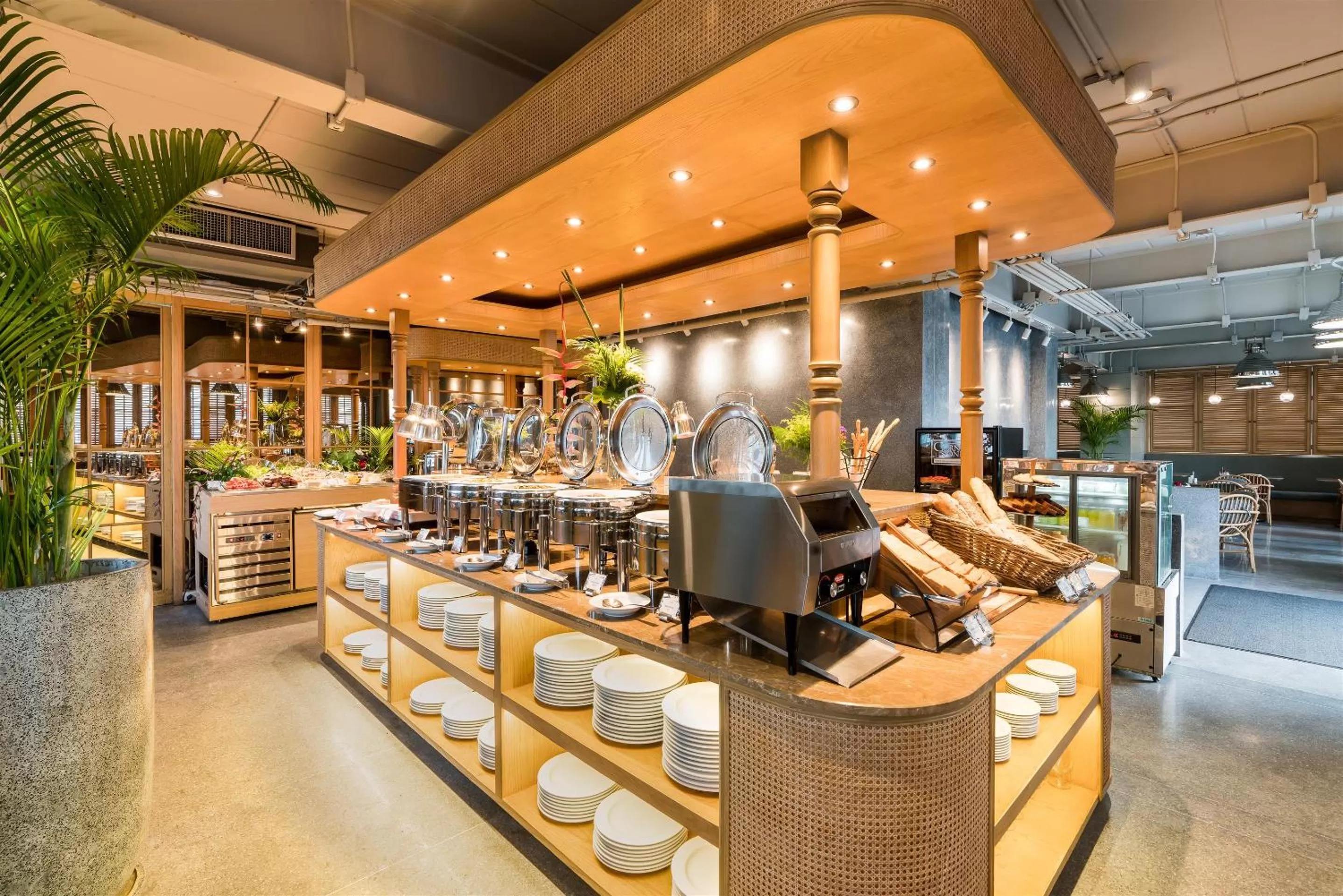 Restaurant/places to eat in Akara Hotel