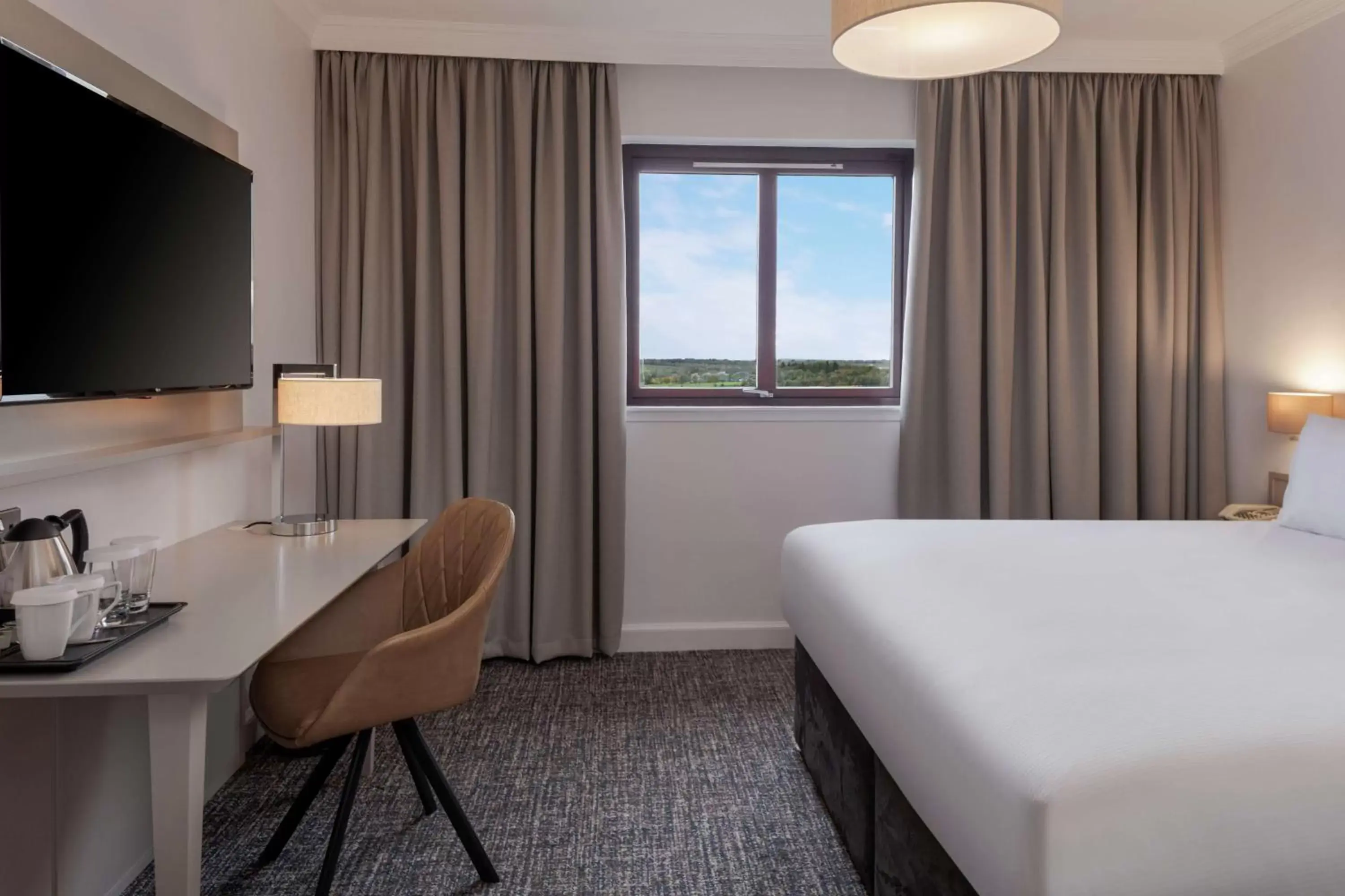 Bedroom, TV/Entertainment Center in Doubletree By Hilton Glasgow Westerwood Spa & Golf Resort