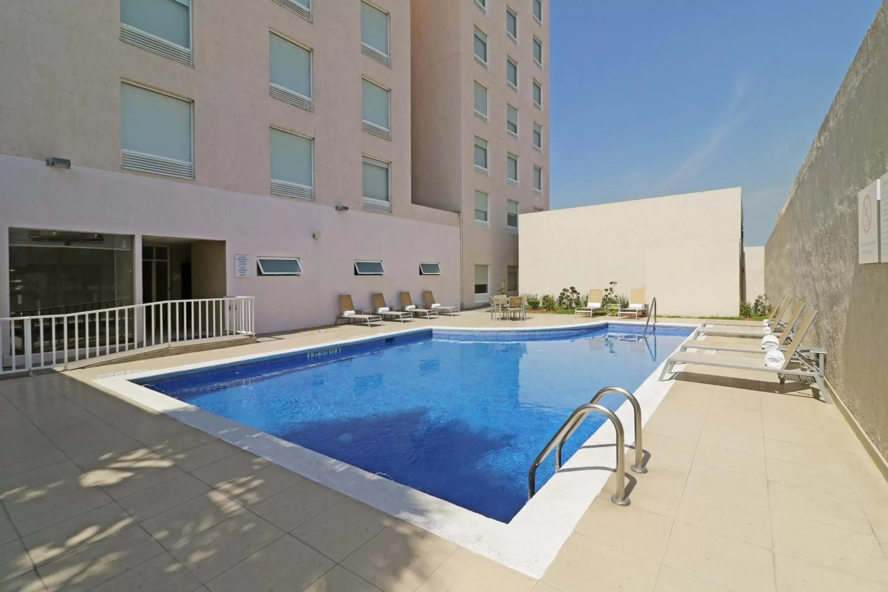 Swimming Pool in Holiday Inn Express Guadalajara Aeropuerto, an IHG Hotel