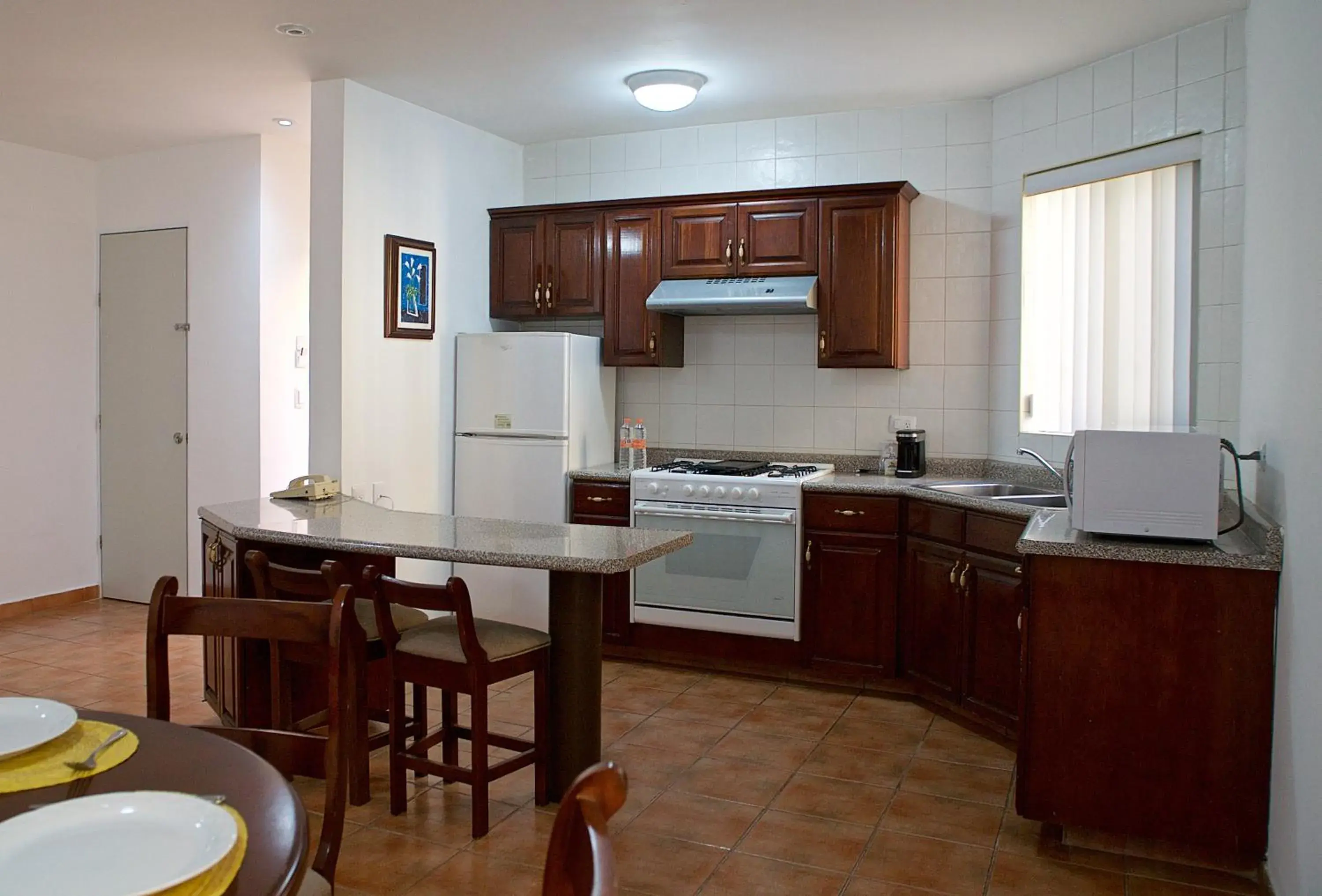 Kitchen or kitchenette, Kitchen/Kitchenette in Best Western Saltillo