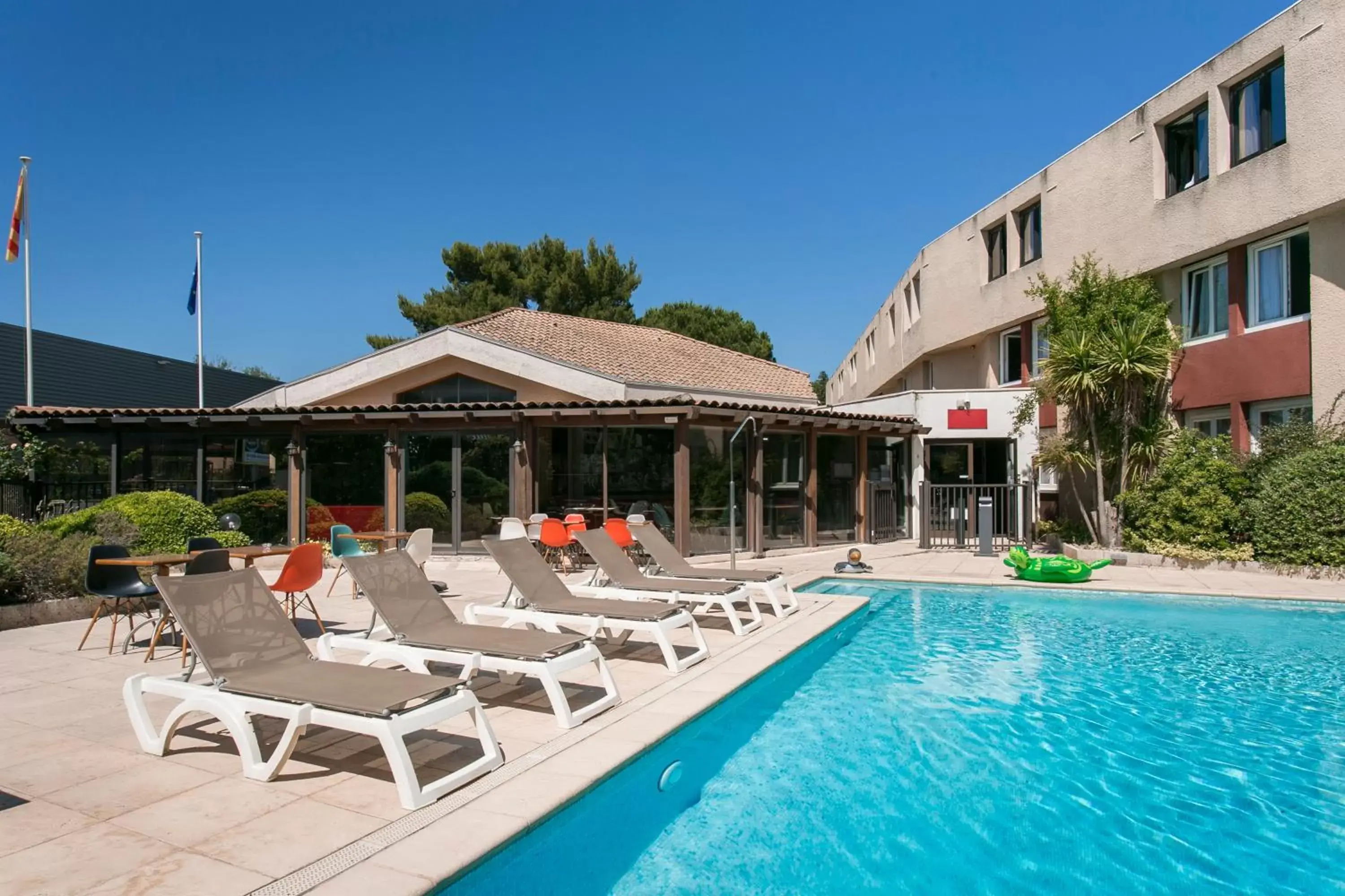 Property building, Swimming Pool in ibis Avignon Sud