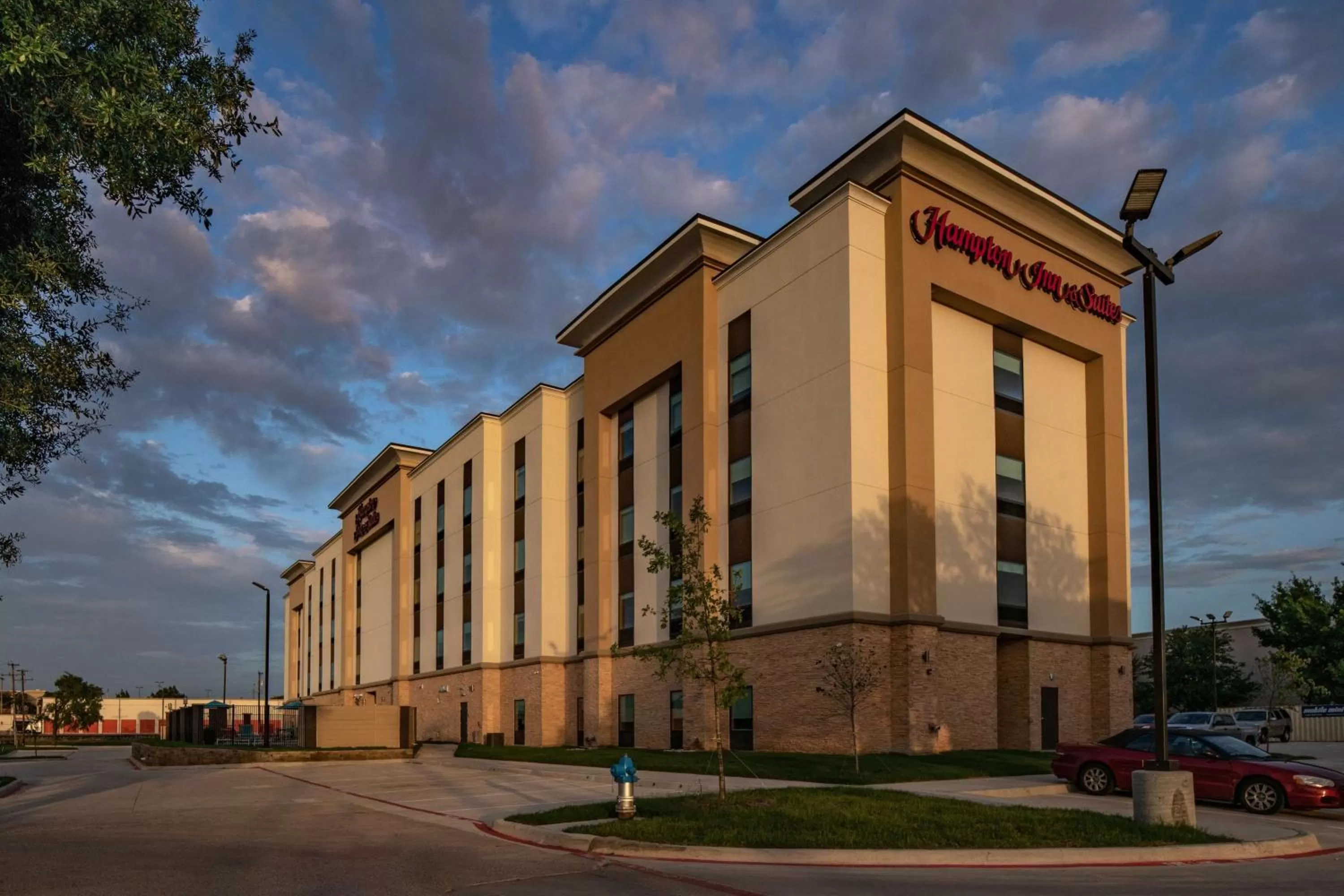 Property building in Hampton Inn & Suites Dallas/Plano Central