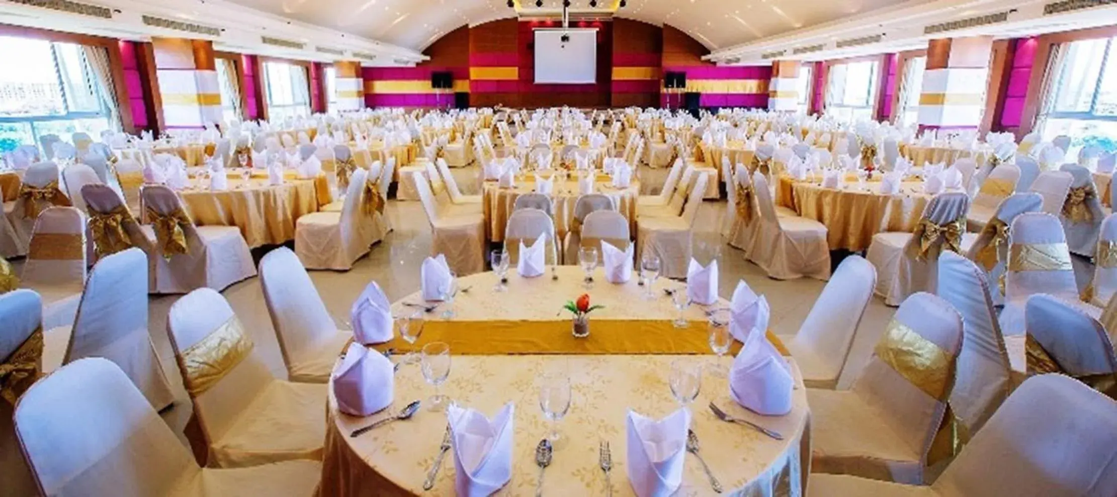 Restaurant/places to eat, Banquet Facilities in Saisawan Beach Resort