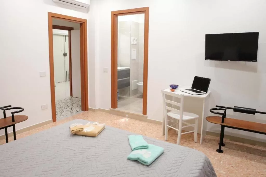 TV/Entertainment Center in B&B Maestra Giovanna