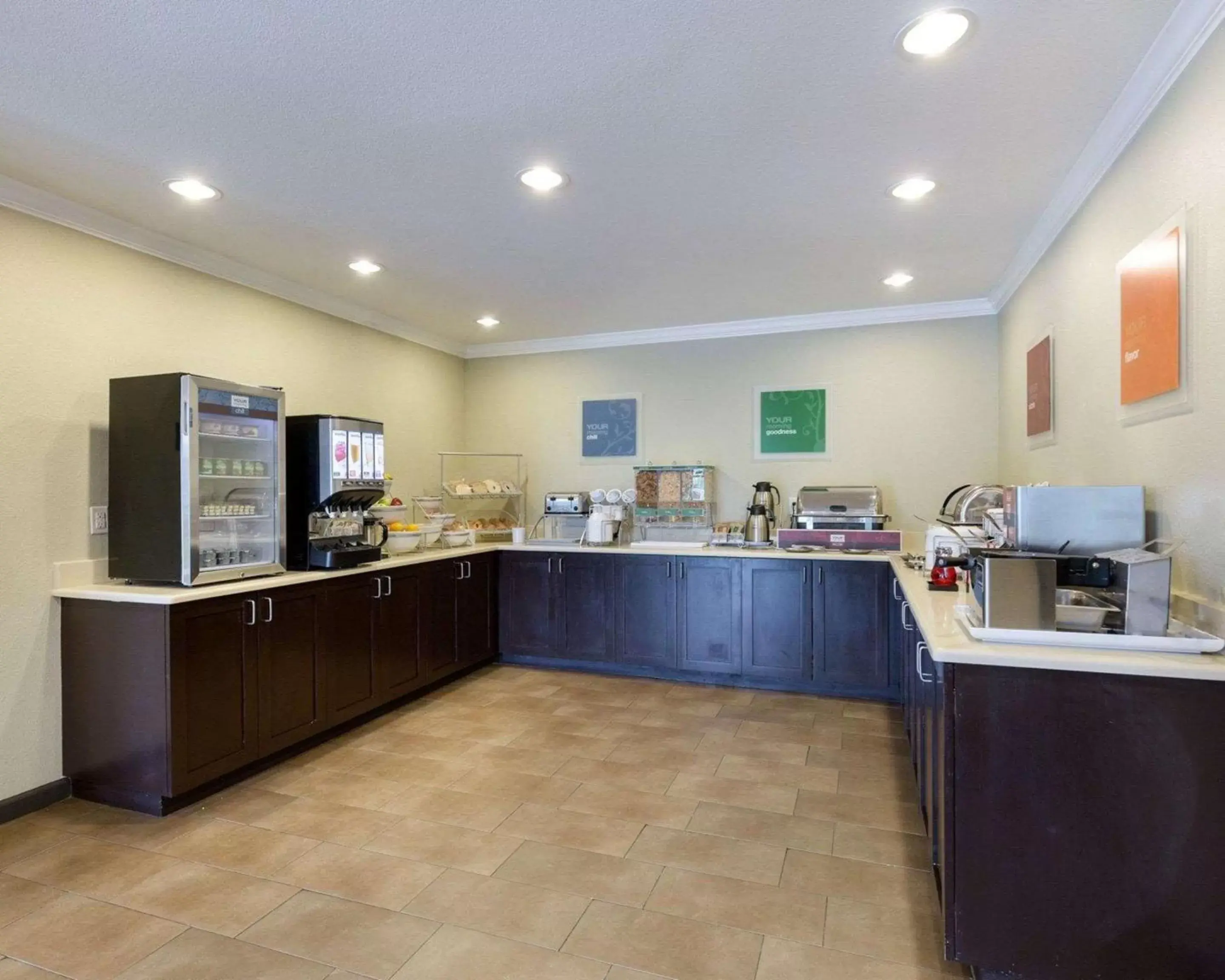 Restaurant/places to eat, Kitchen/Kitchenette in Comfort Suites near Westchase on Beltway 8