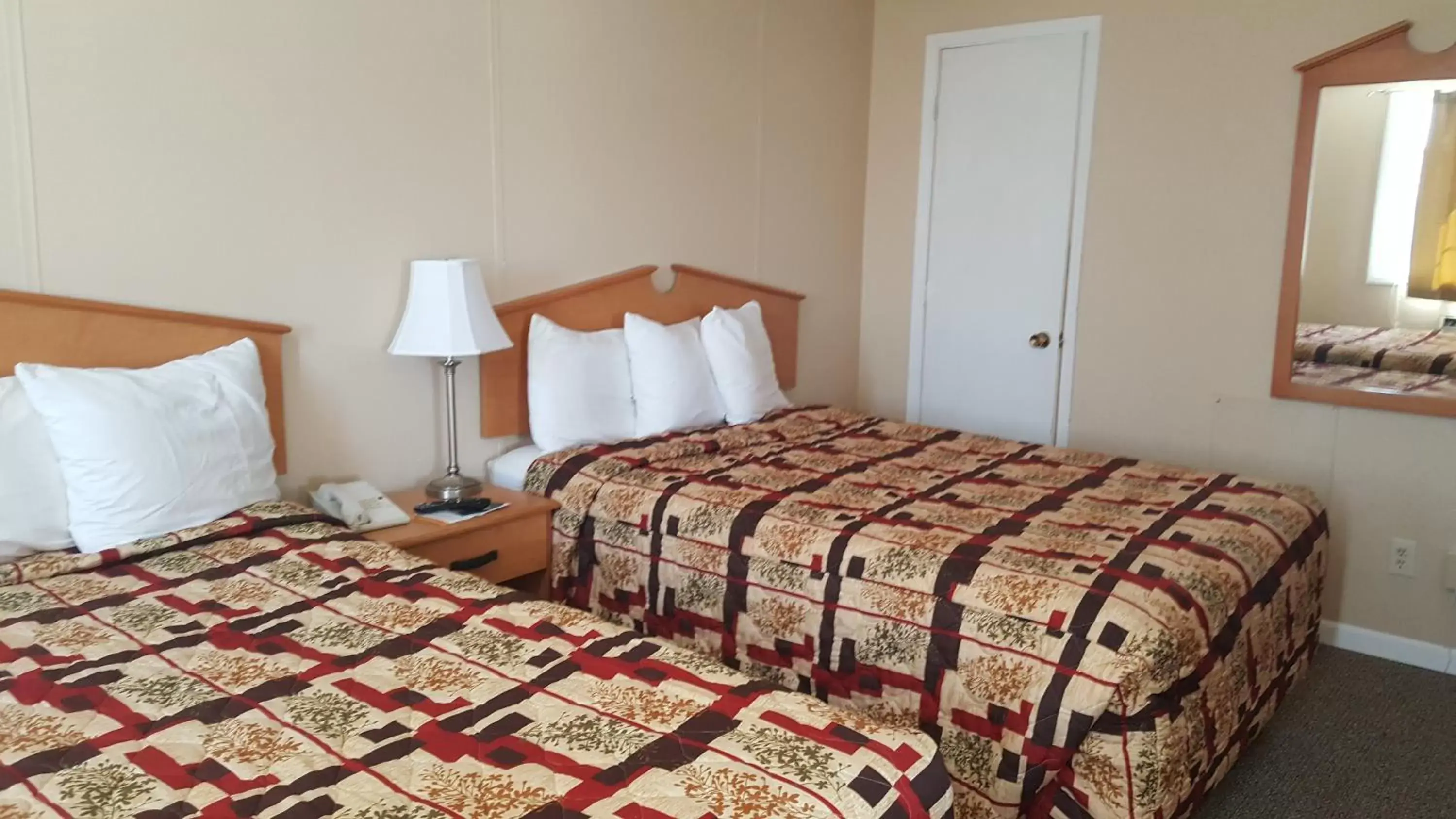 Bedroom, Bed in Knights Inn and Suites - Grand Forks