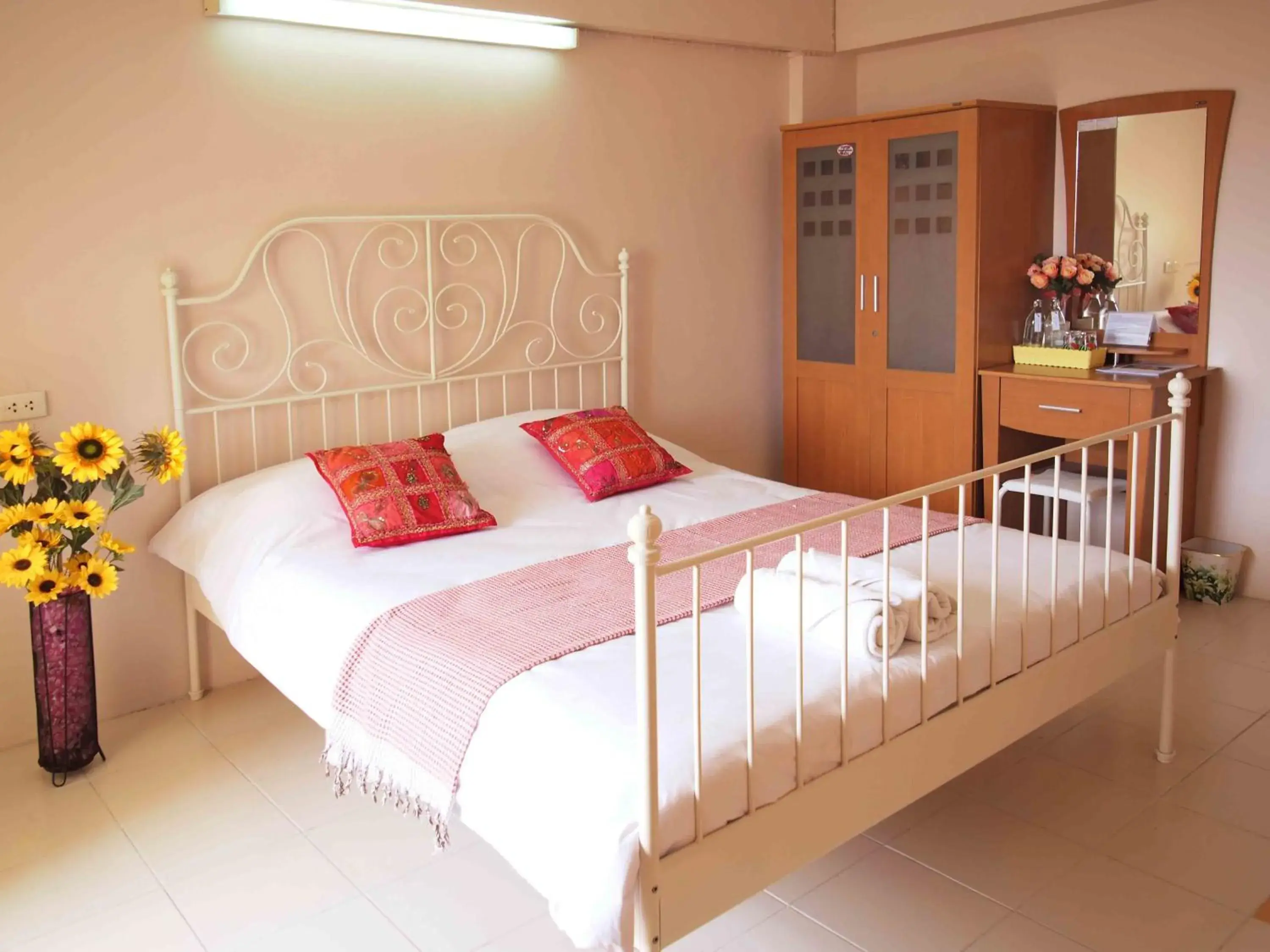Photo of the whole room, Bed in Thanapa Mansion (Donmuang Airport)