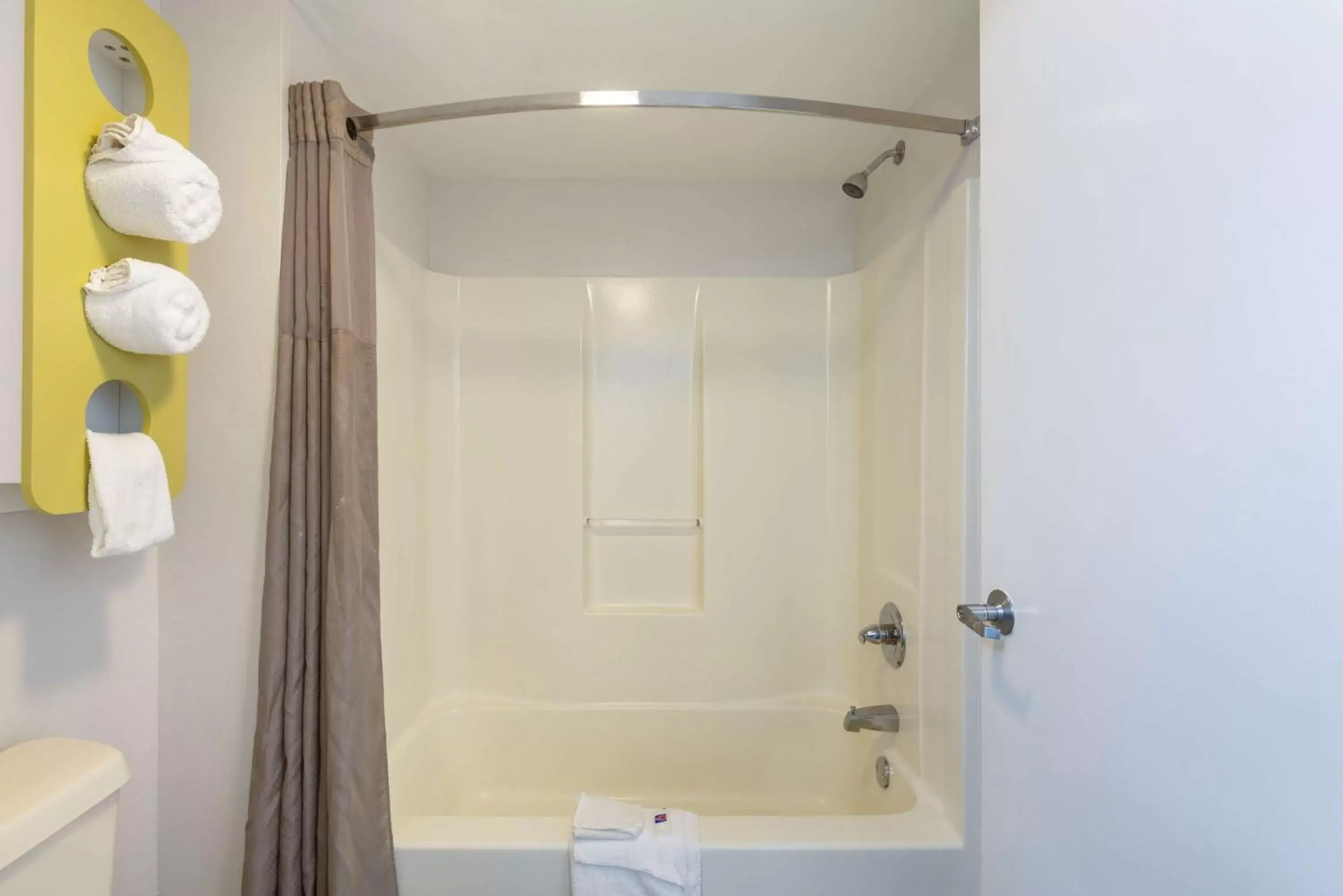 Shower, Bathroom in Motel 6-Albany, GA