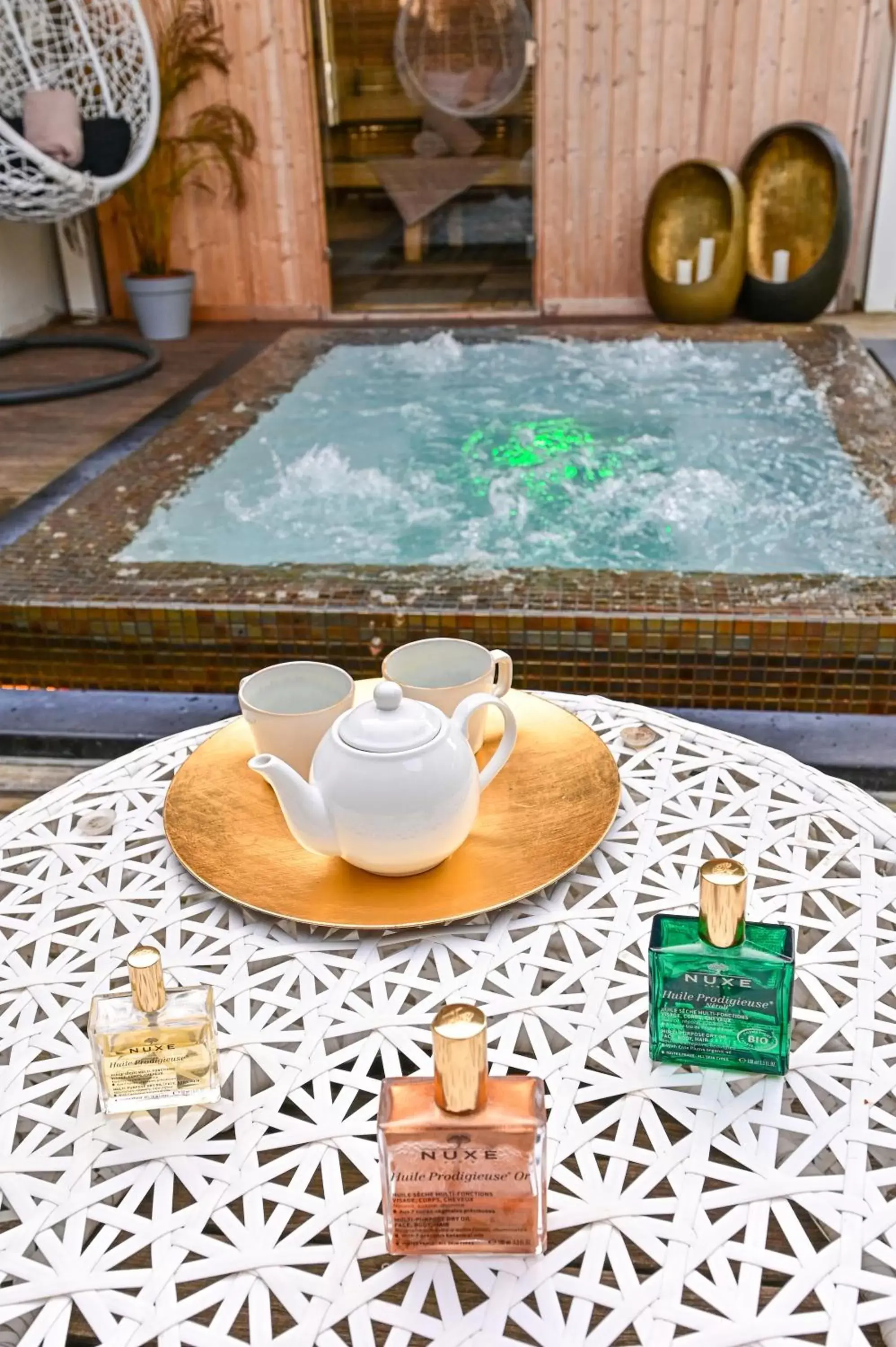 Hot Tub in Le Diana Hôtel & Spa NUXE