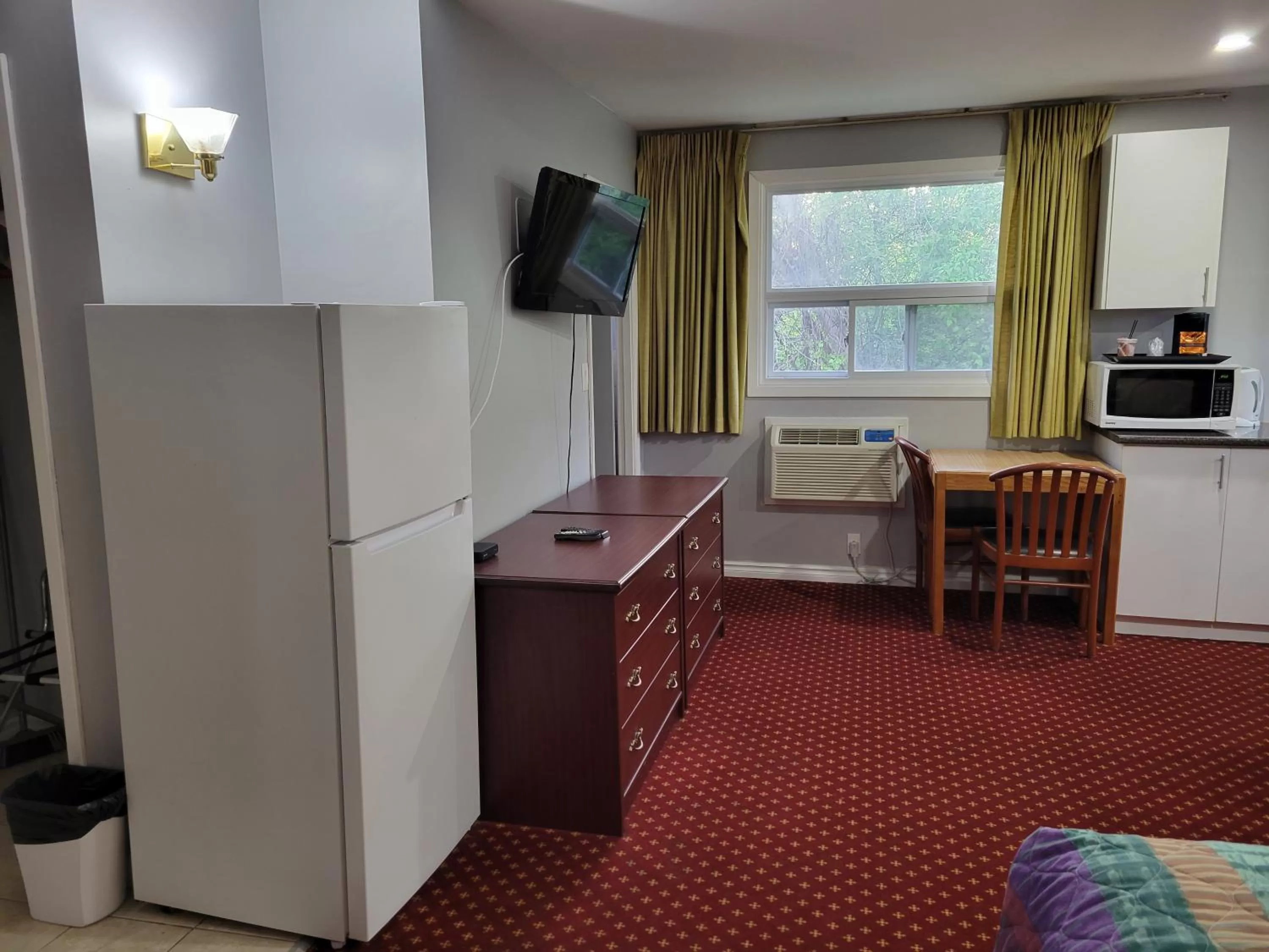 TV and multimedia in Knights Inn Cobourg