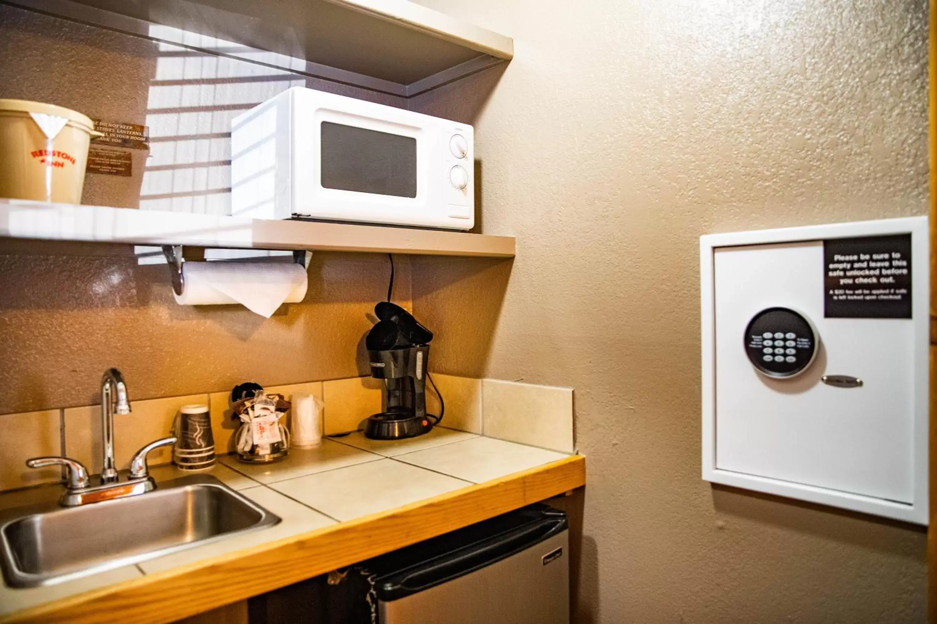 Kitchen/Kitchenette in Red Stone Inn