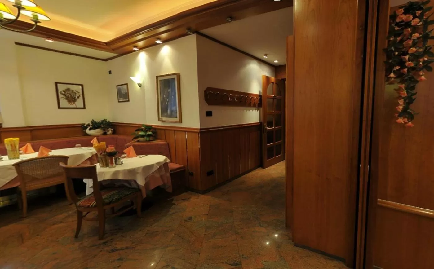 Restaurant/places to eat in Hotel Vela