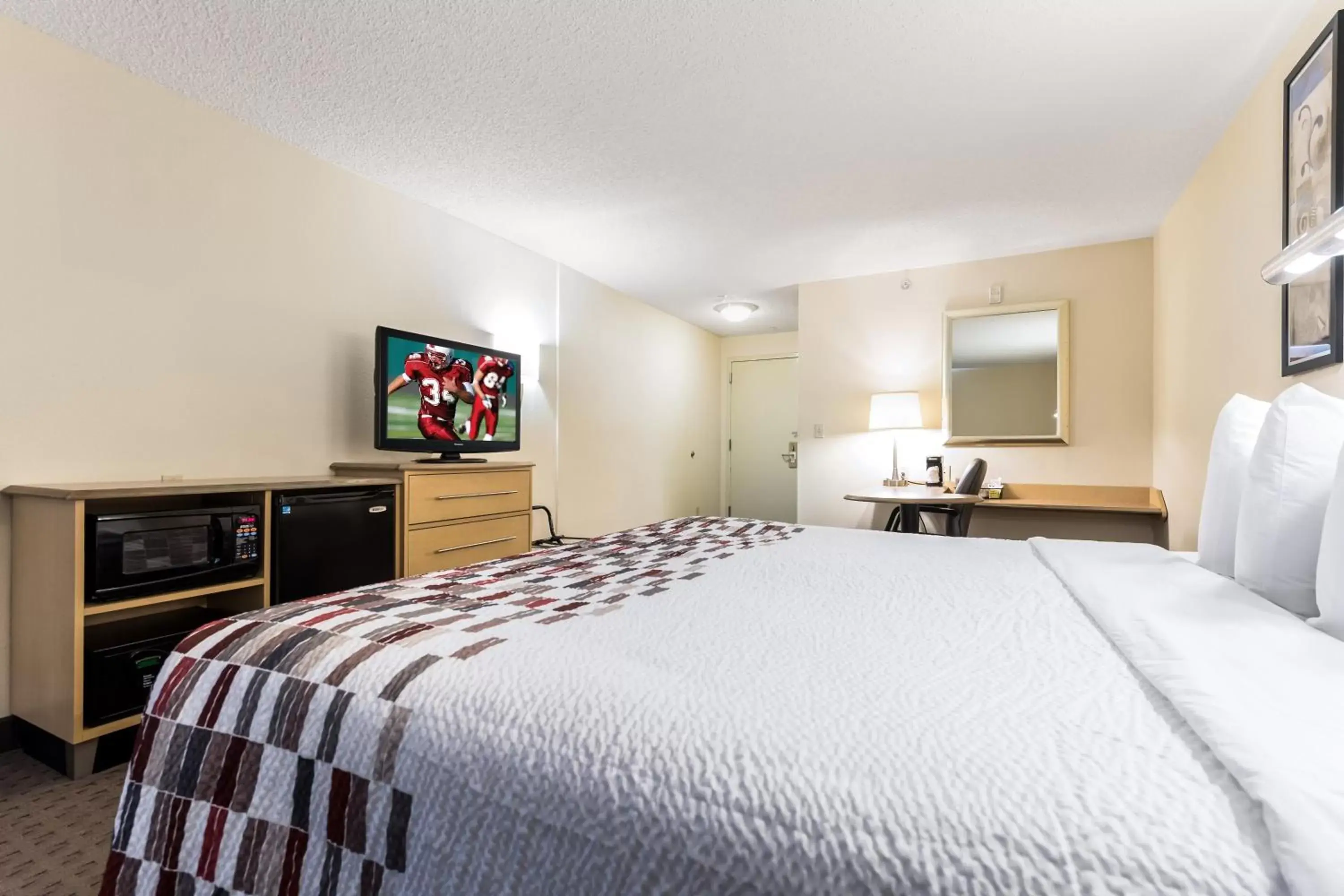 Bedroom, Bed in Red Roof Inn Cleveland Airport - Middleburg Heights