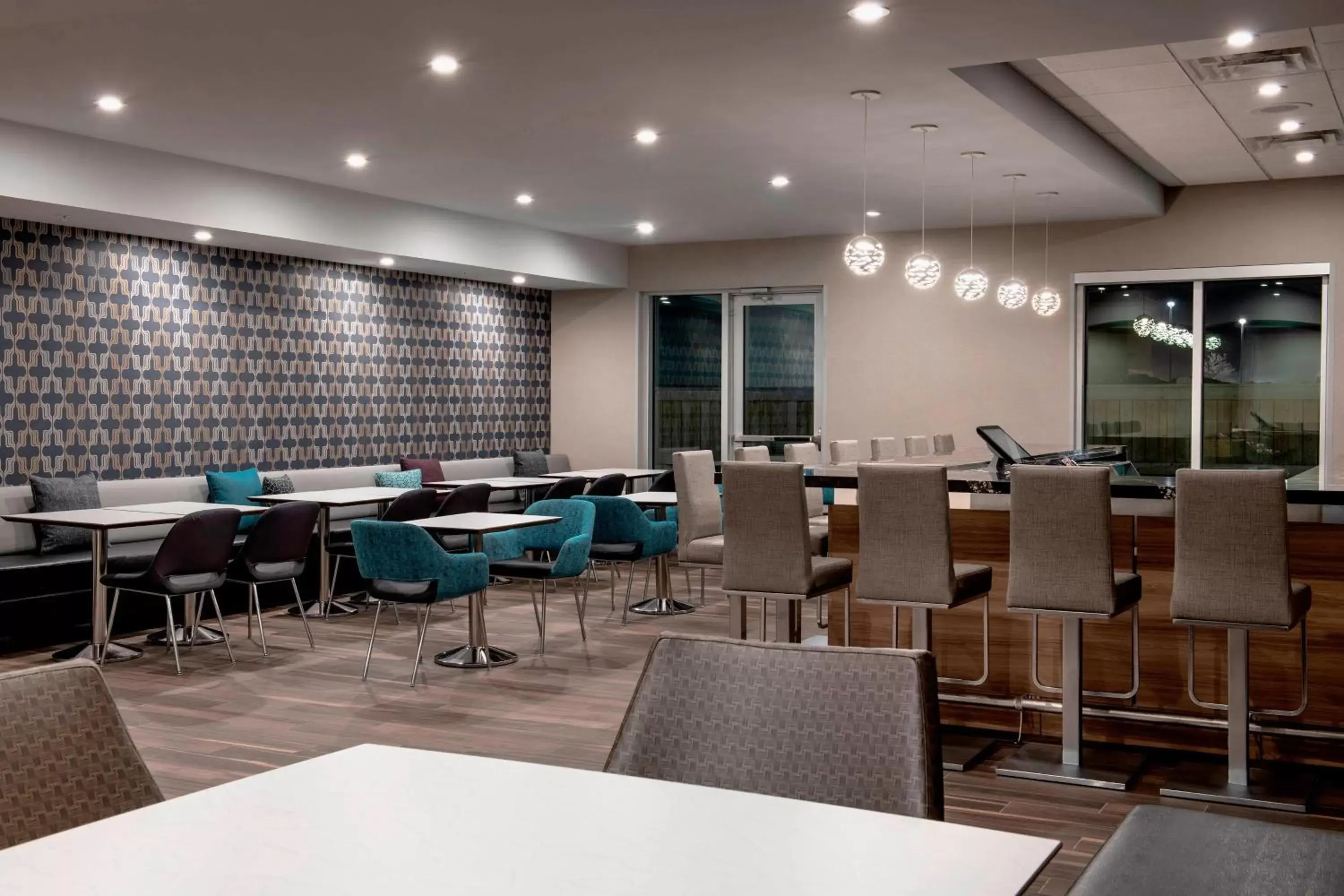 Lounge or bar, Restaurant/Places to Eat in Residence Inn by Marriott Winnipeg