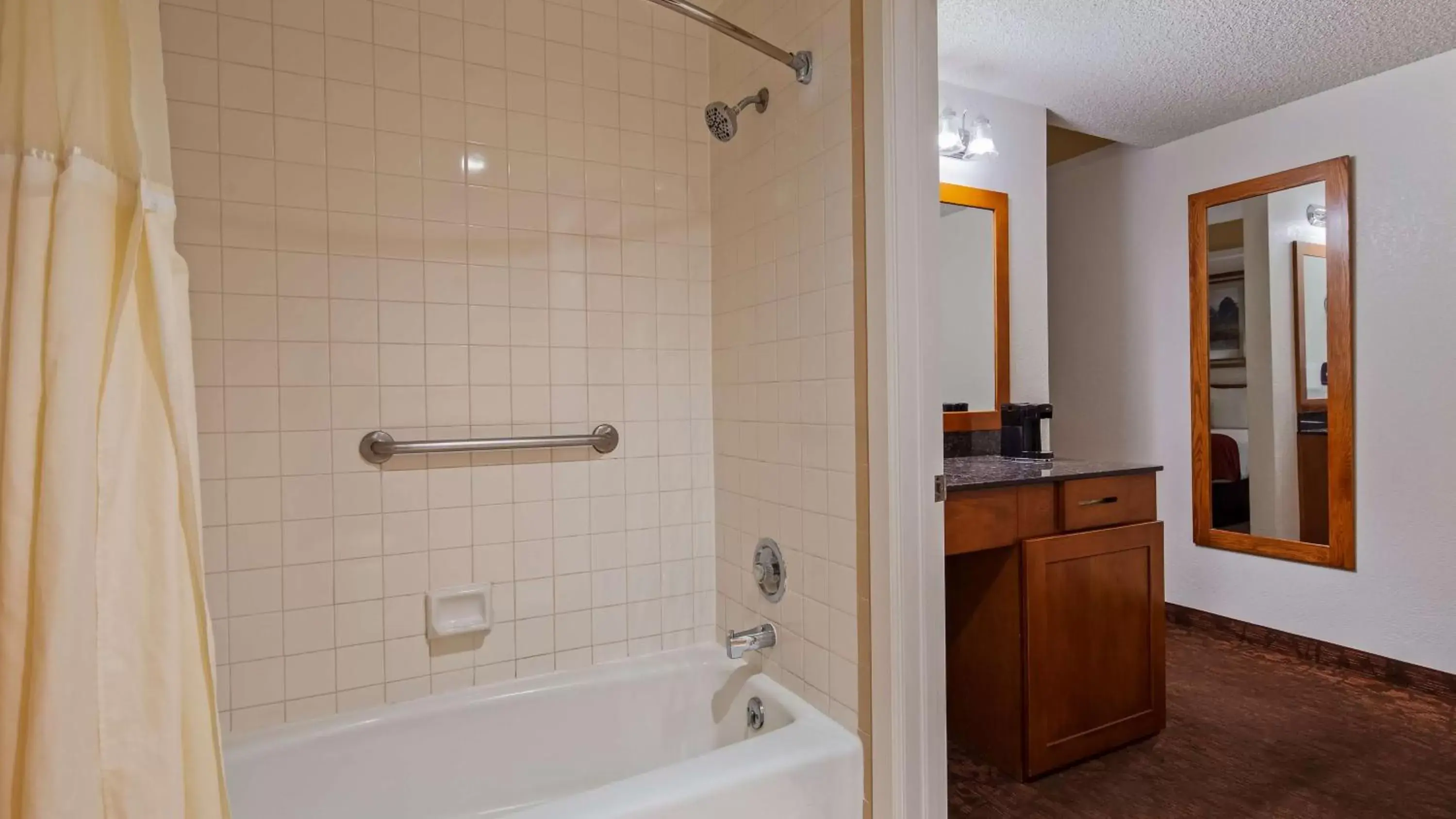 Bathroom in Best Western Sonoma Valley Inn & Krug Event Center