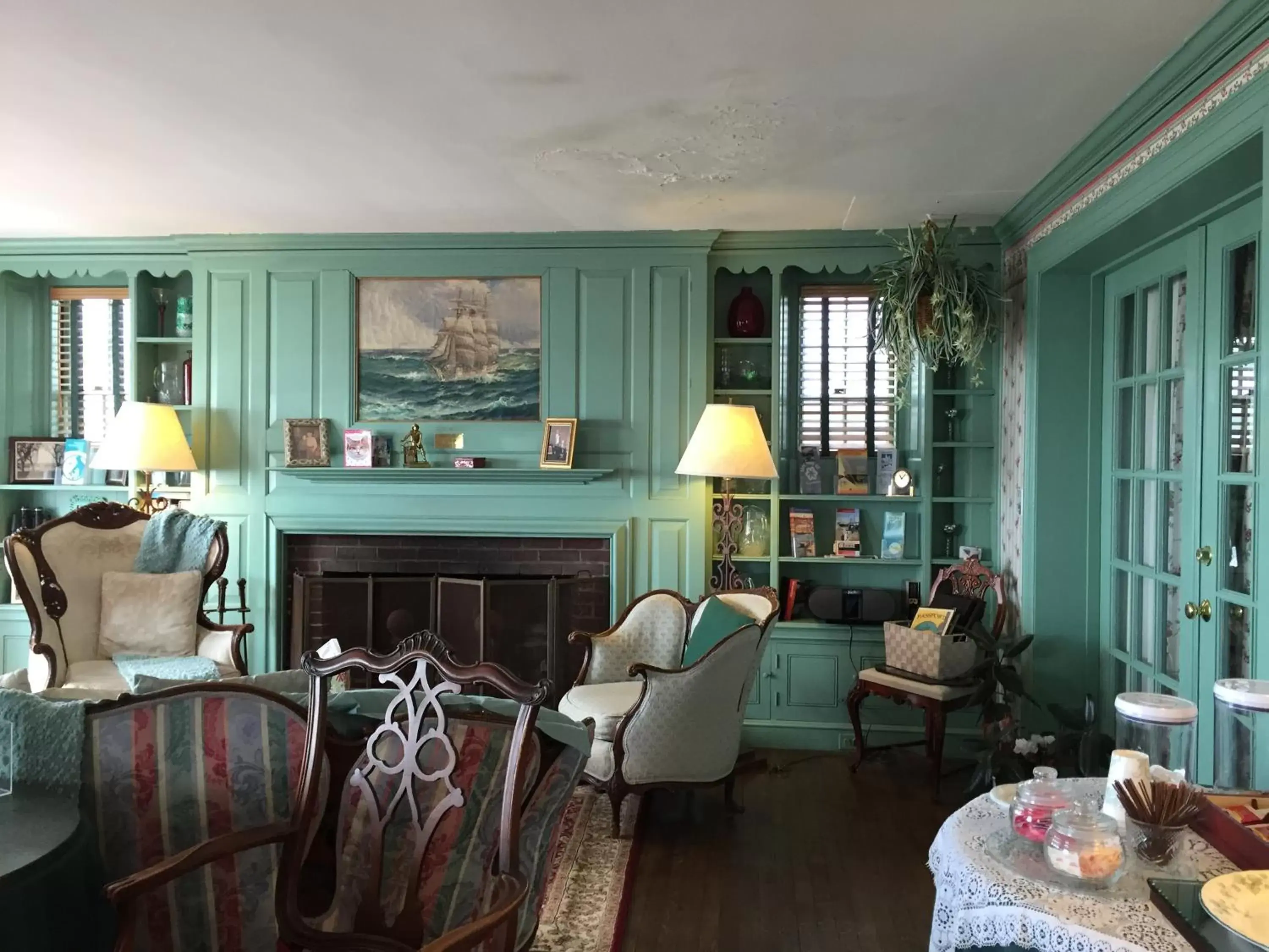 Living room in Harborview Inn