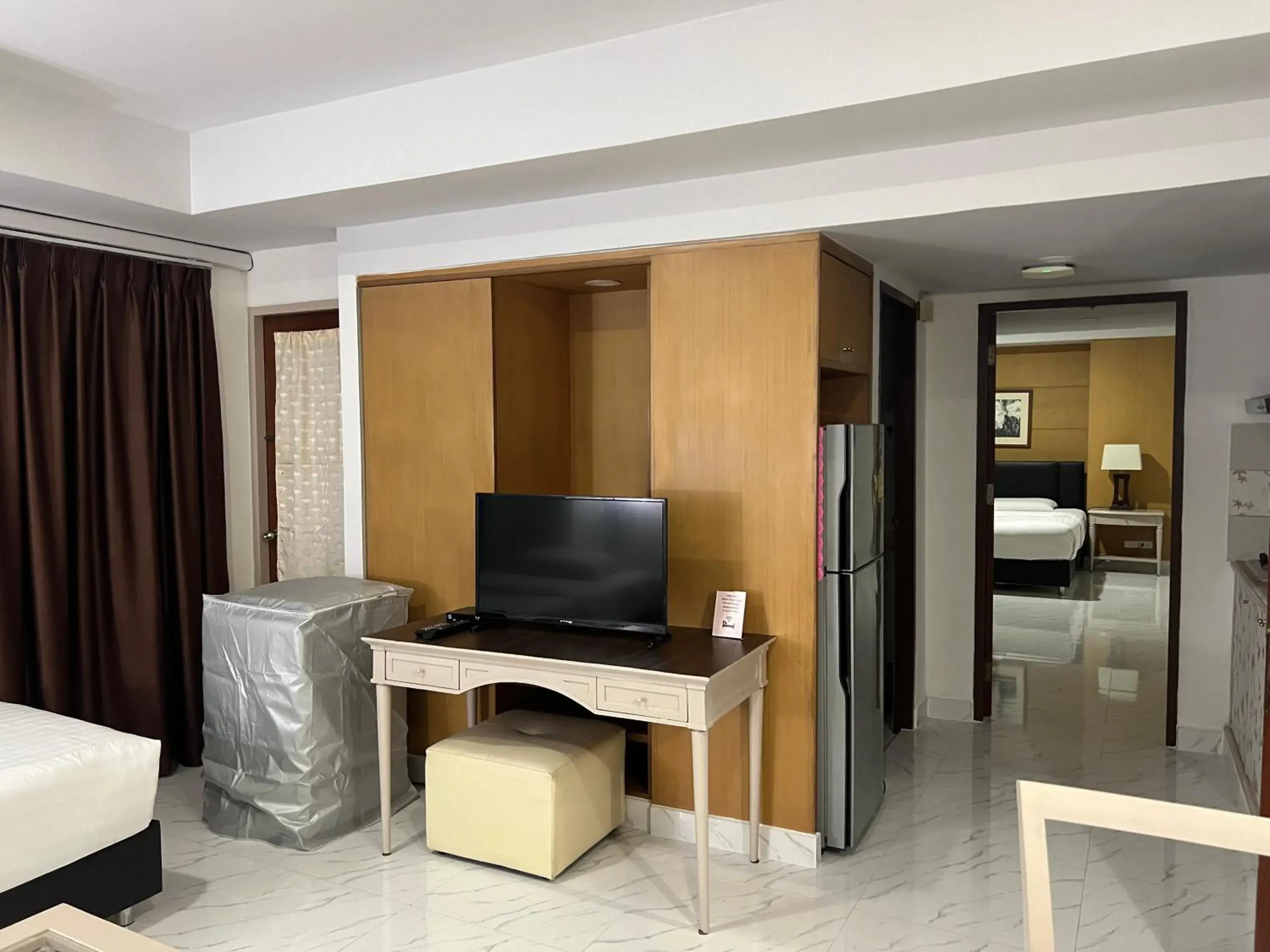Bed, TV/Entertainment Center in Mall Suites Hotel