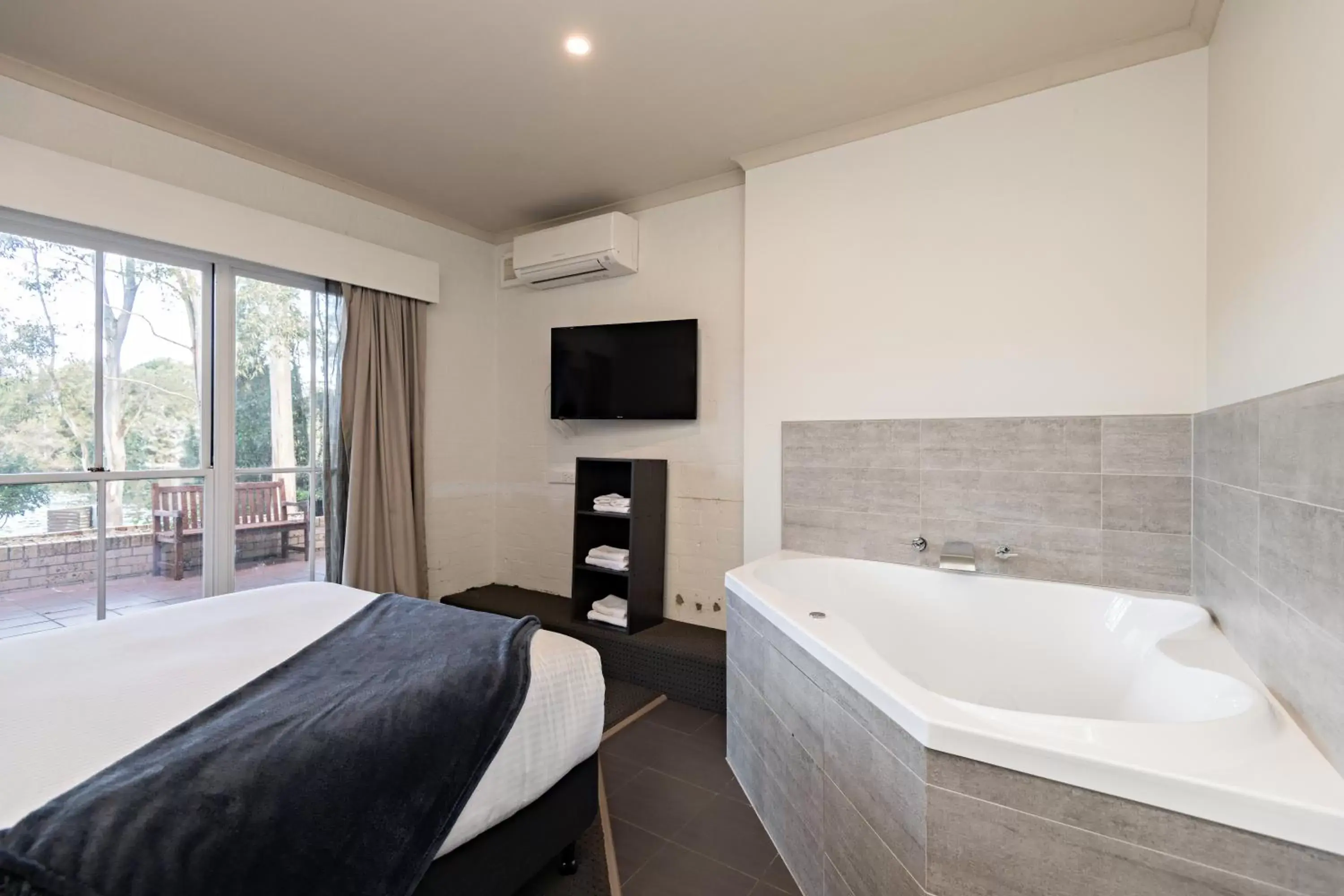 Hot Tub in Lincoln Downs Resort Batemans Bay, Signature Collection by Best Western