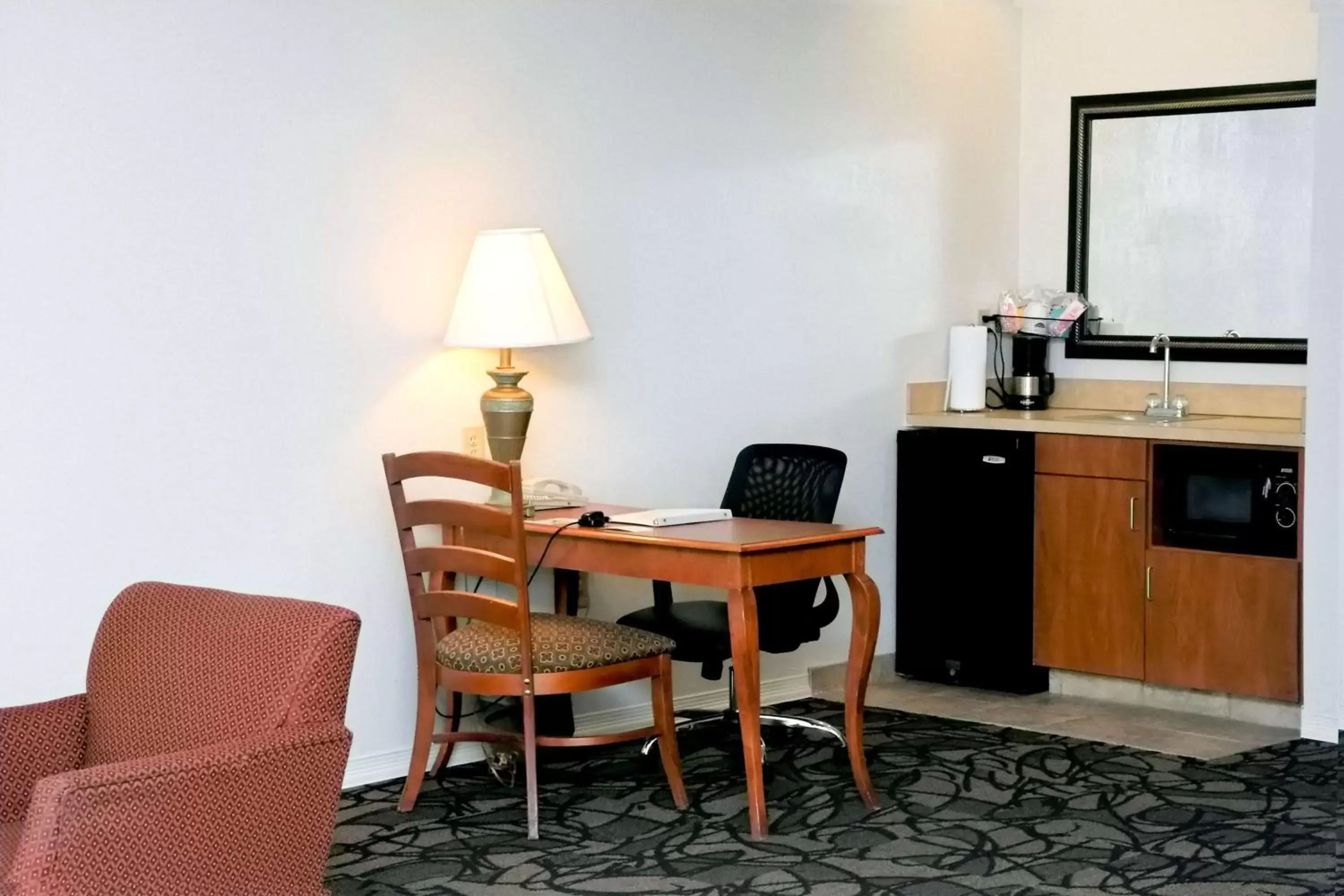 Living room, TV/Entertainment Center in Hampton Inn & Suites Birmingham-Pelham - I-65