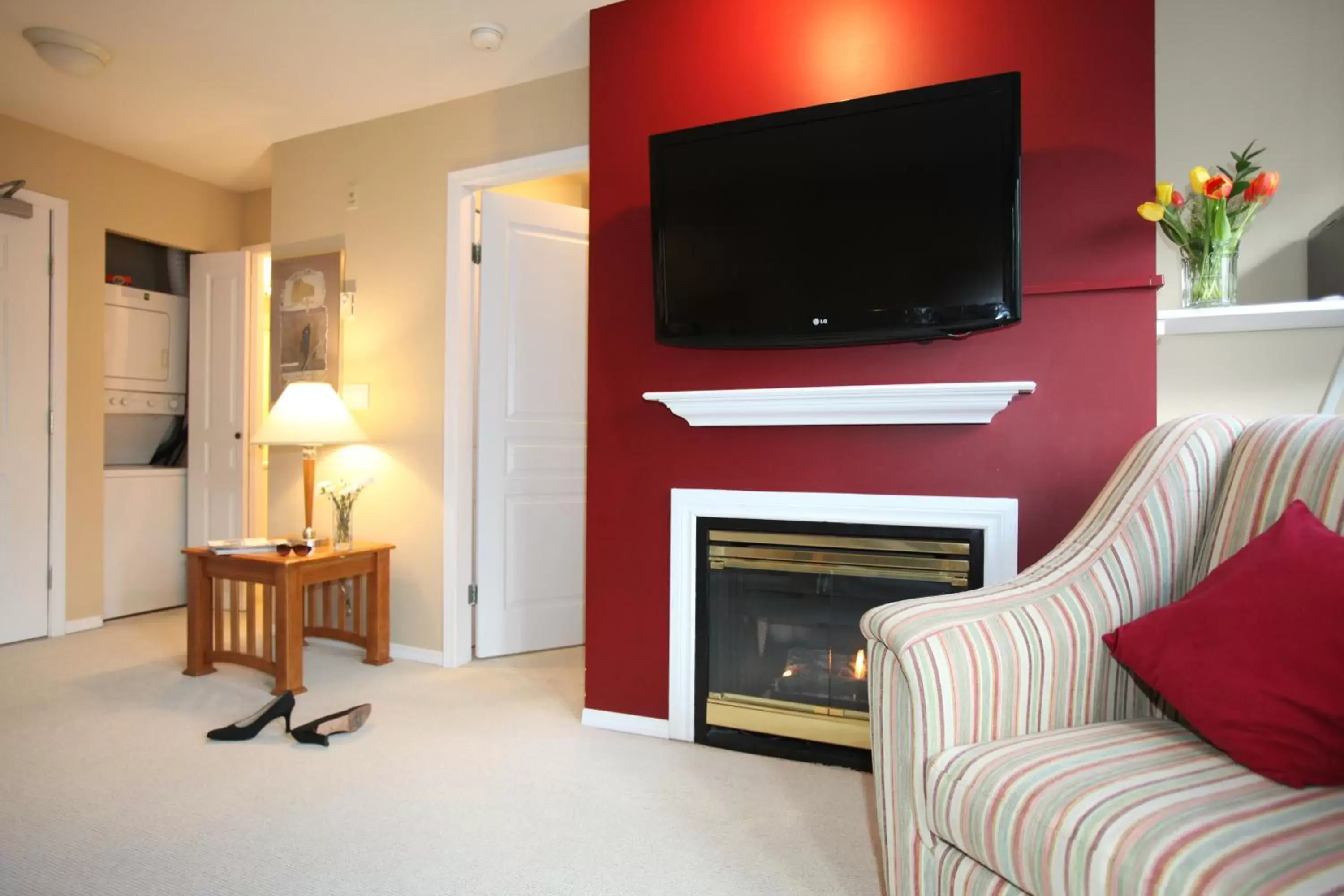 Living room, TV/Entertainment Center in Times Square Suites Hotel