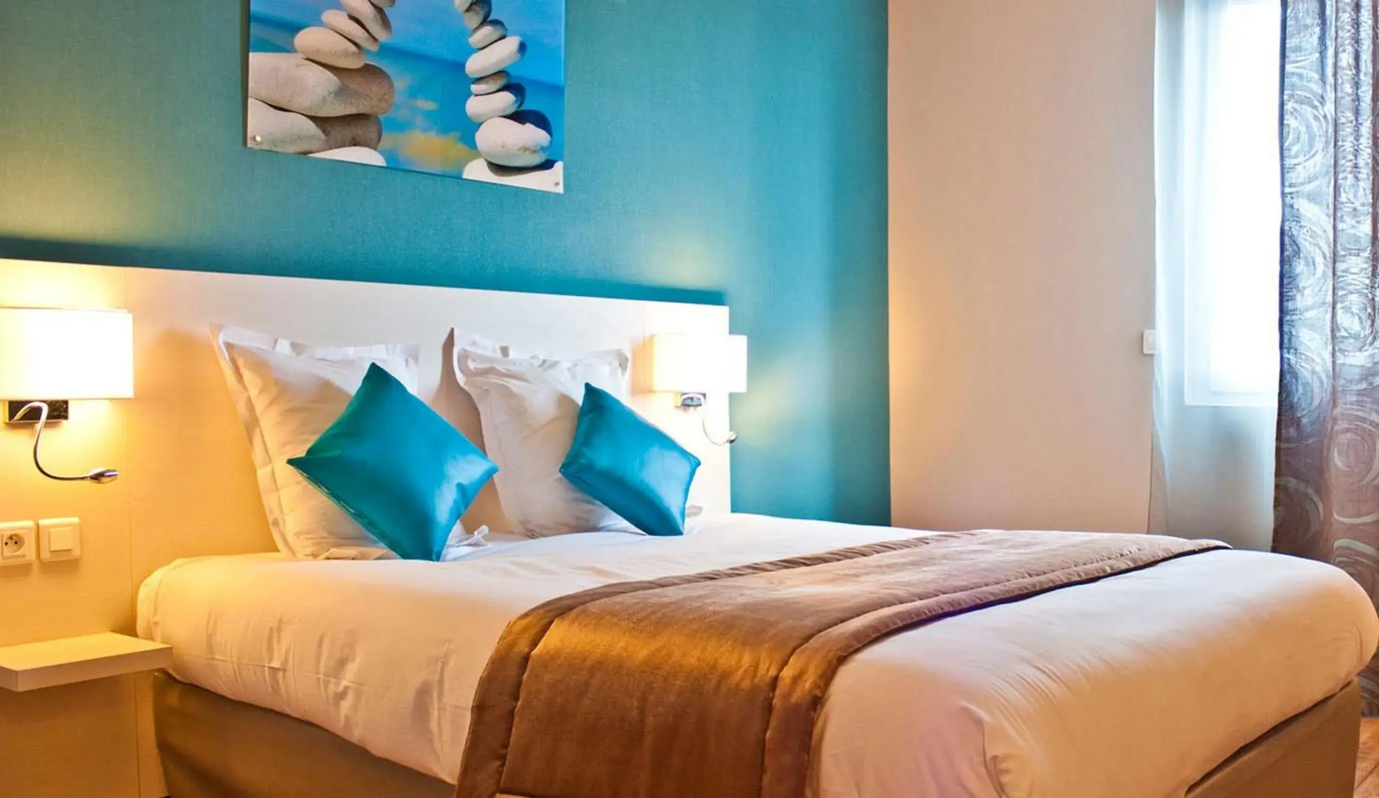 Photo of the whole room, Bed in The Originals City, Hôtel des Lys, Dreux Photo of the whole room, Bed in The Originals City, Hôtel des Lys, Dreux