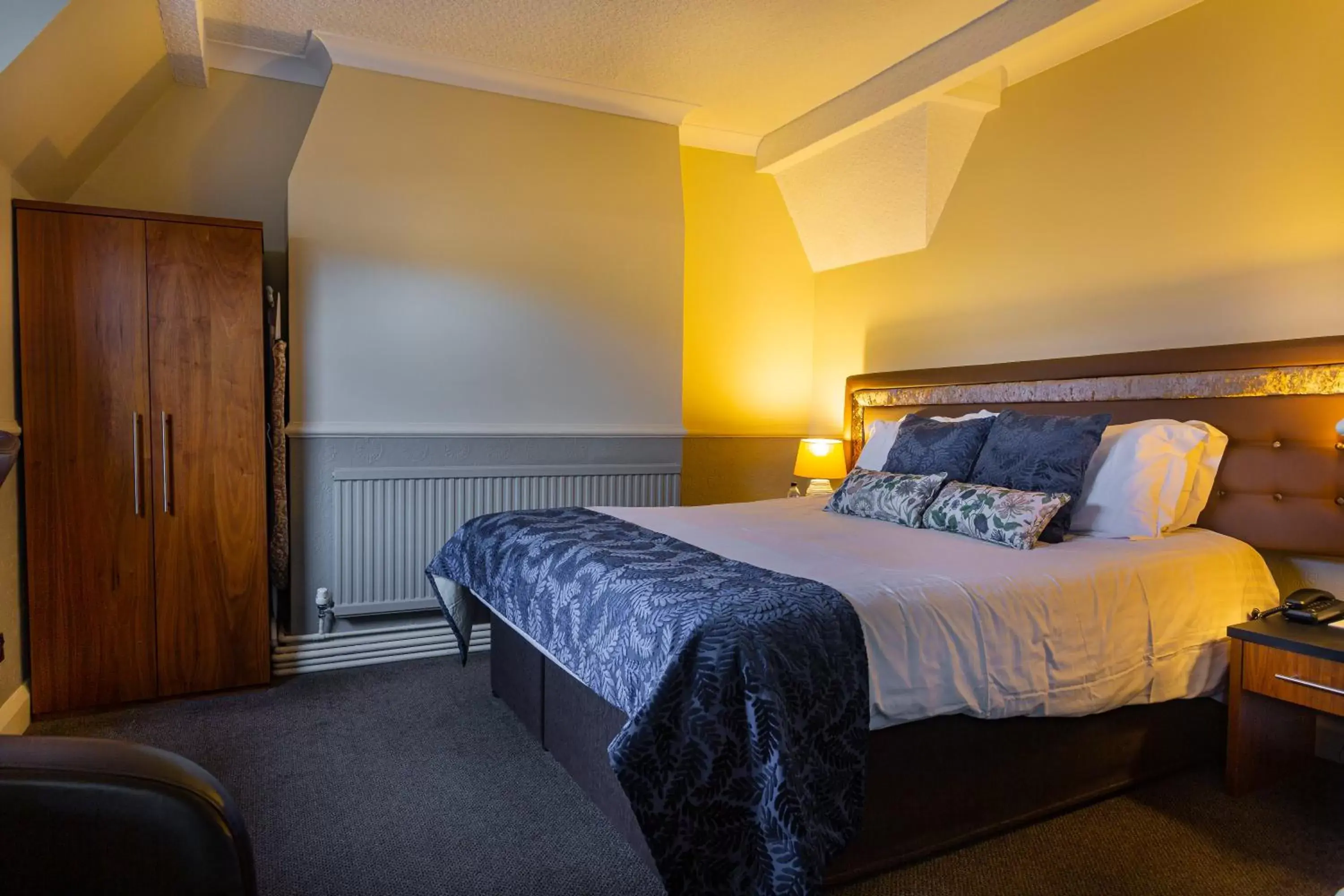 Bedroom, Bed in The White Hart Hotel, Boston, Lincolnshire