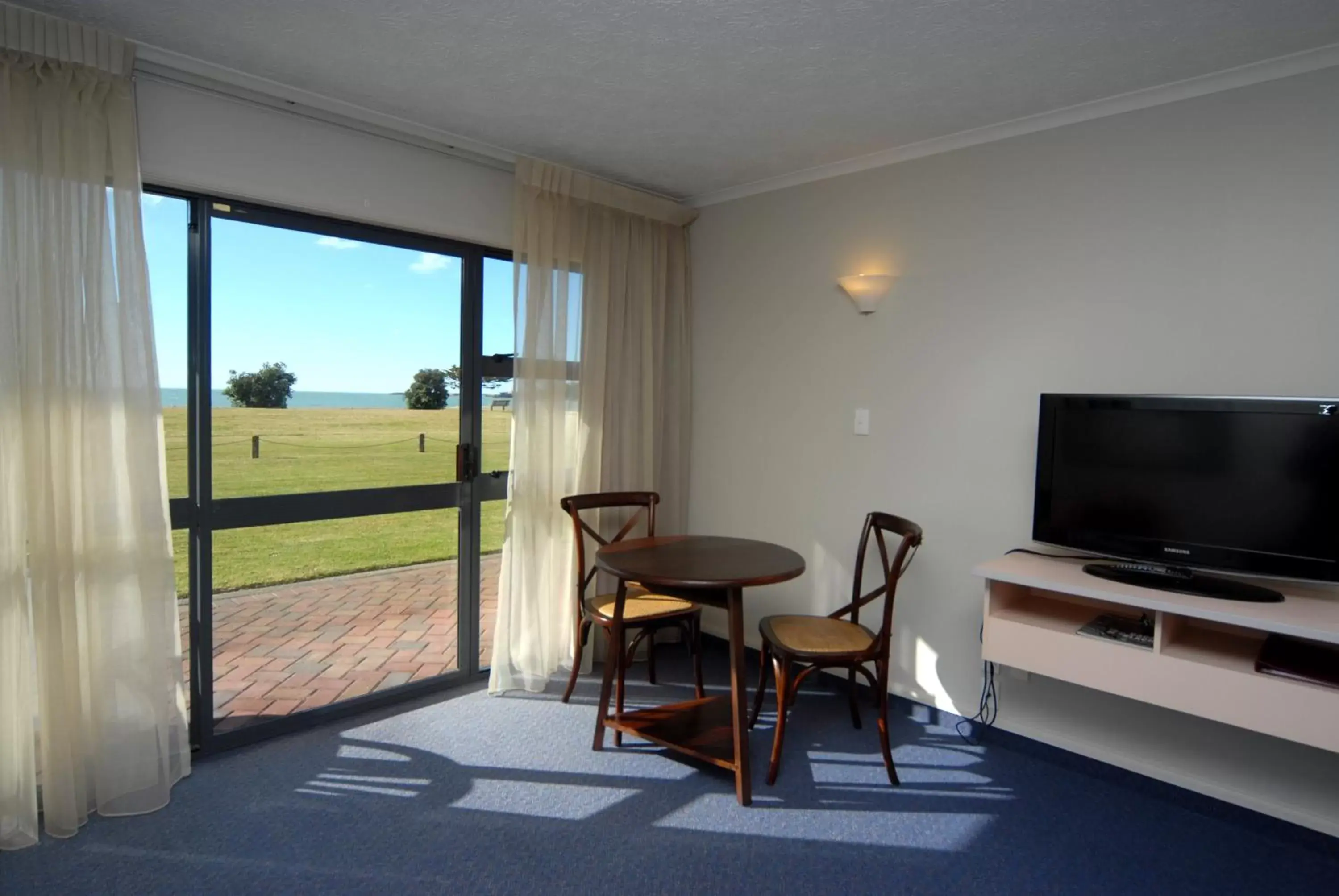 Patio in Harbour View Motel on Ahuriri Beach in Napier NZ with sea view suites Patio in Harbour View Motel on Ahuriri Beach in Napier NZ with sea view suites