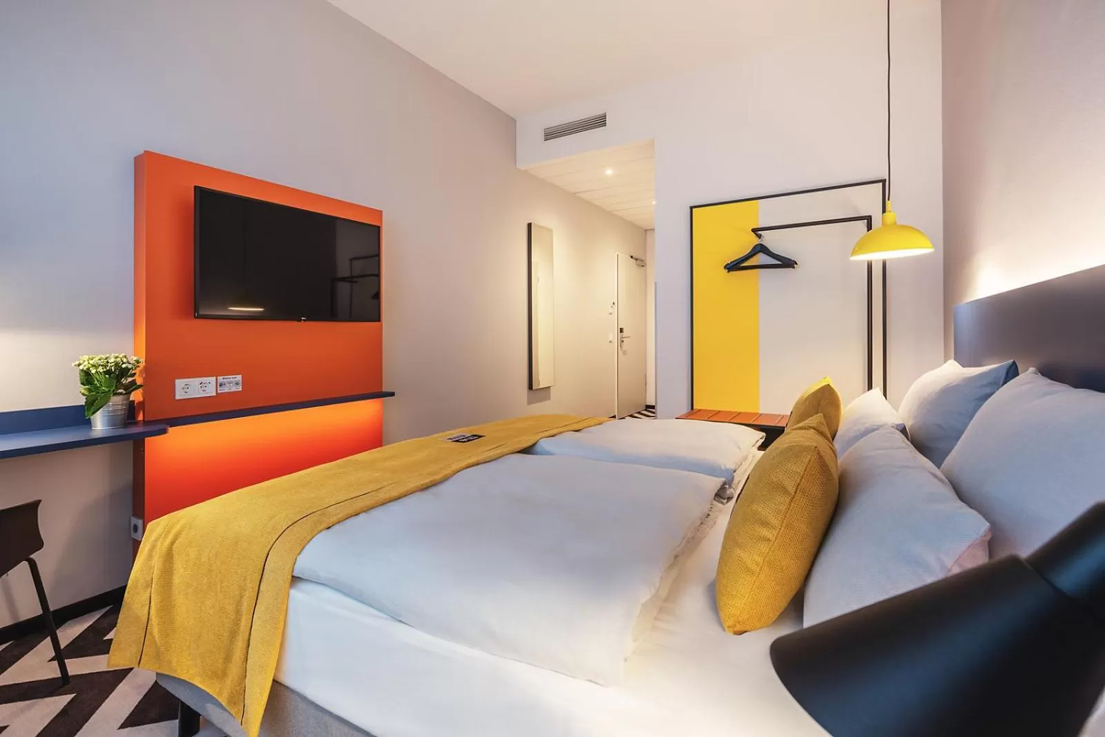 TV and multimedia, Bed in Holiday Inn - the niu, Form Stuttgart Feuerbach by IHG