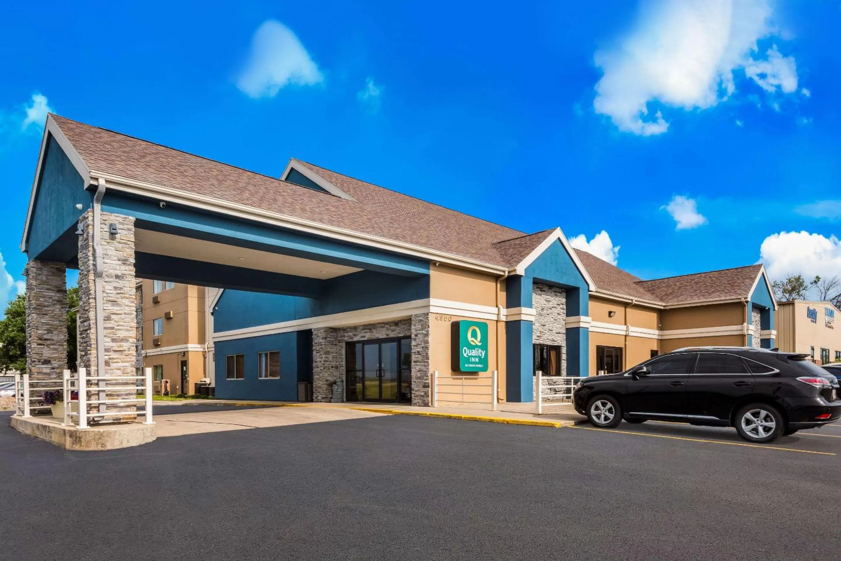 Property building in Quality Inn Des Moines North