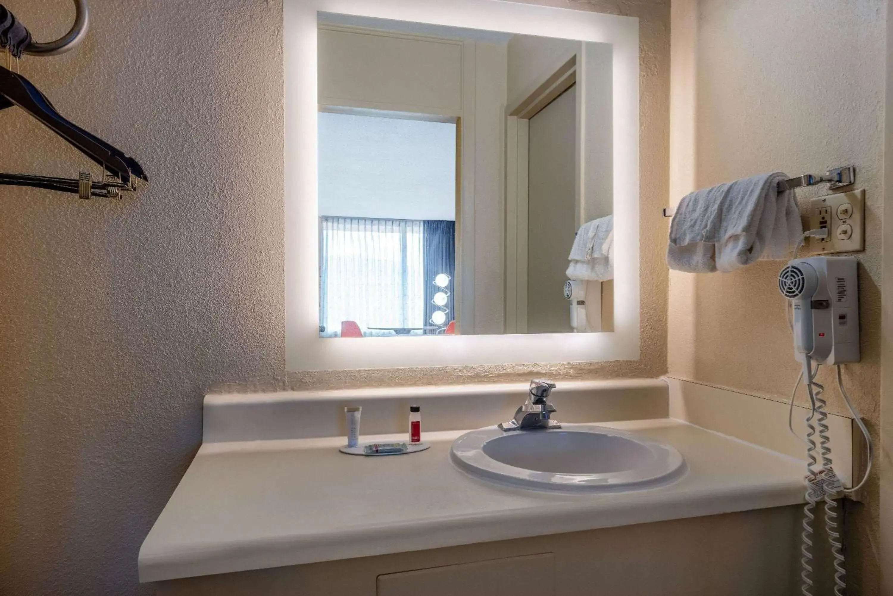 TV and multimedia, Bathroom in Howard Johnson by Wyndham Salem Hotel & Conference Center