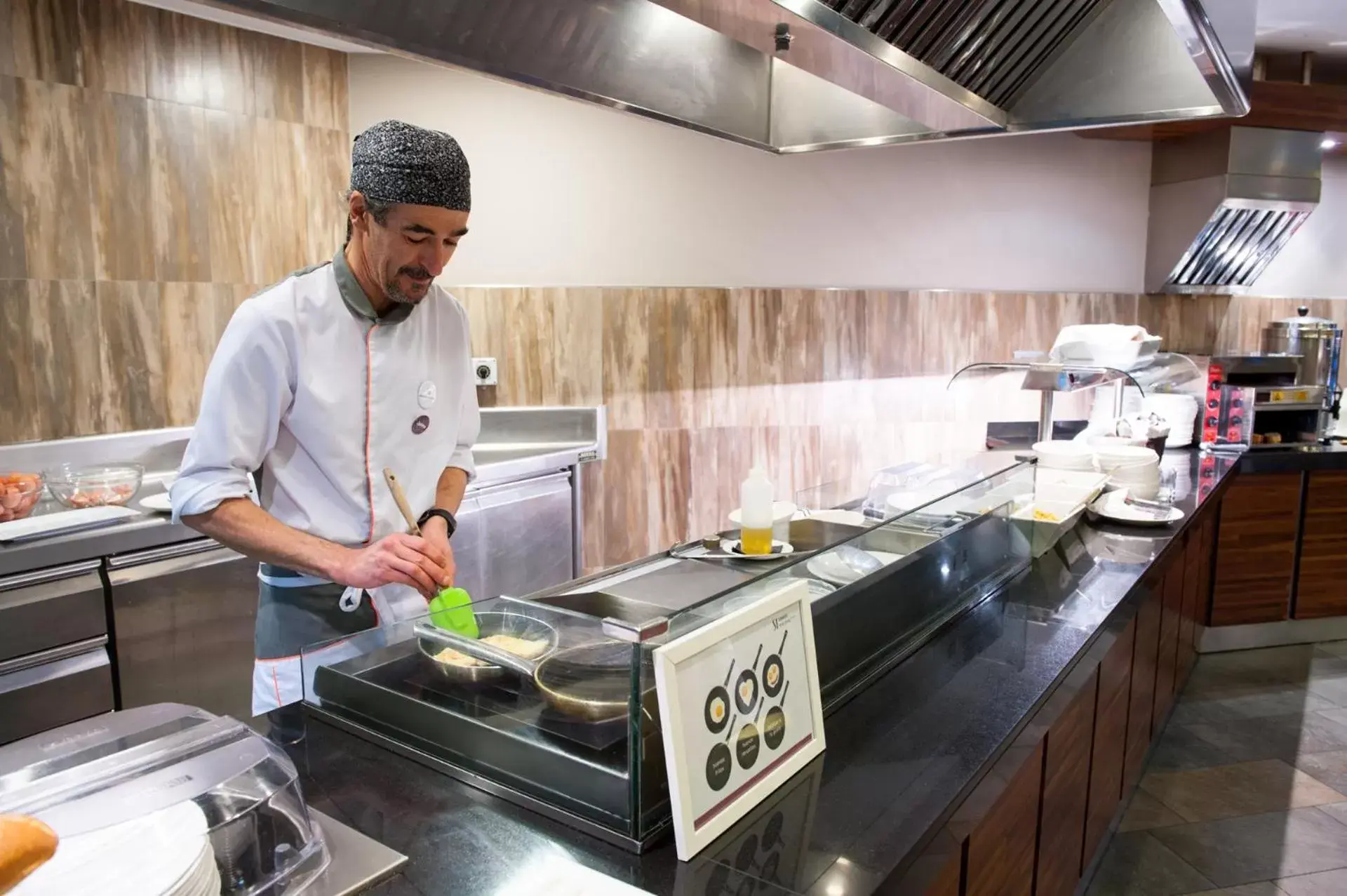 Staff, Kitchen/Kitchenette in SOMMOS Hotel Aneto