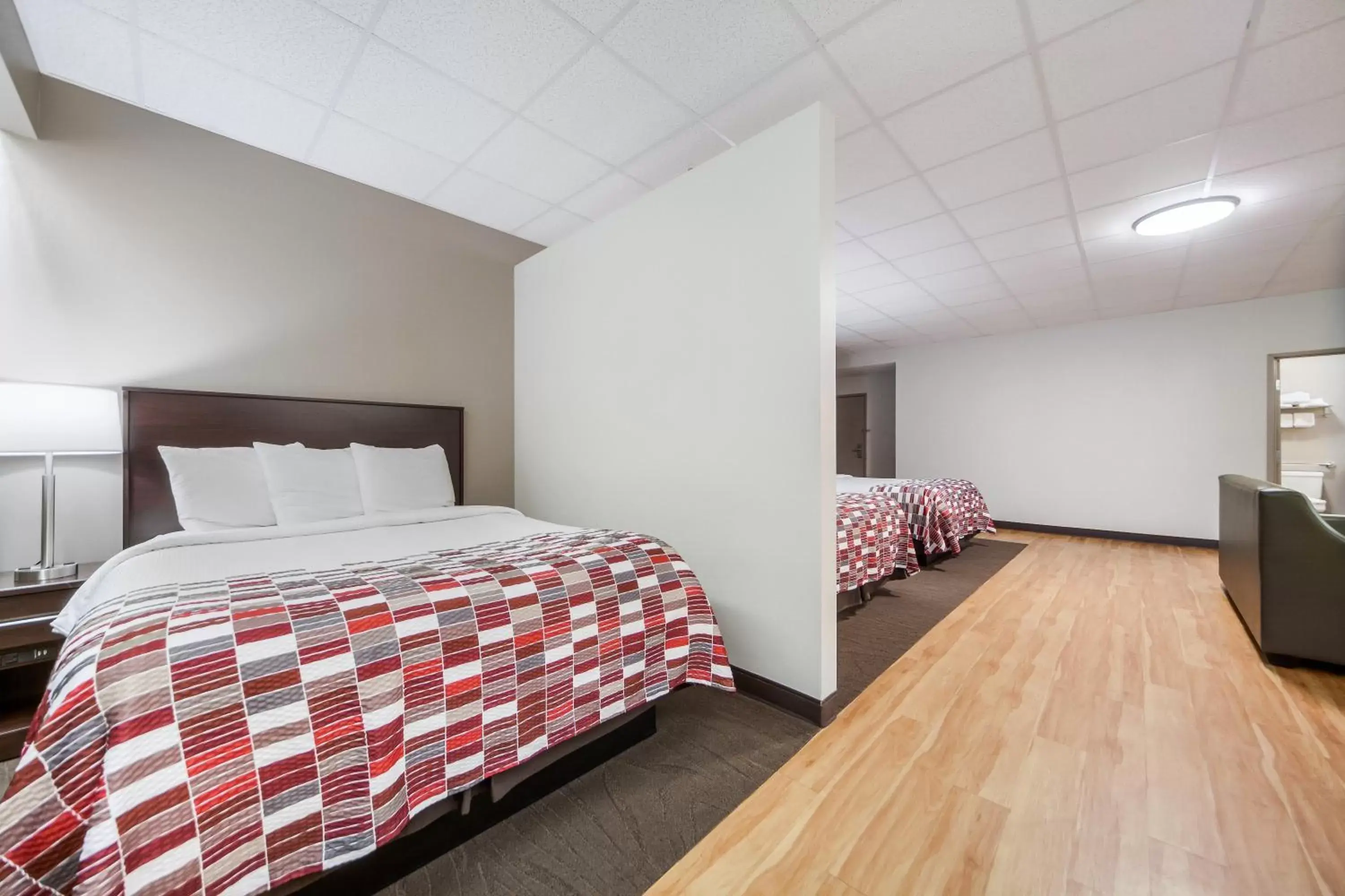 Photo of the whole room, Bed in Red Roof Inn & Suites Omaha - Council Bluffs