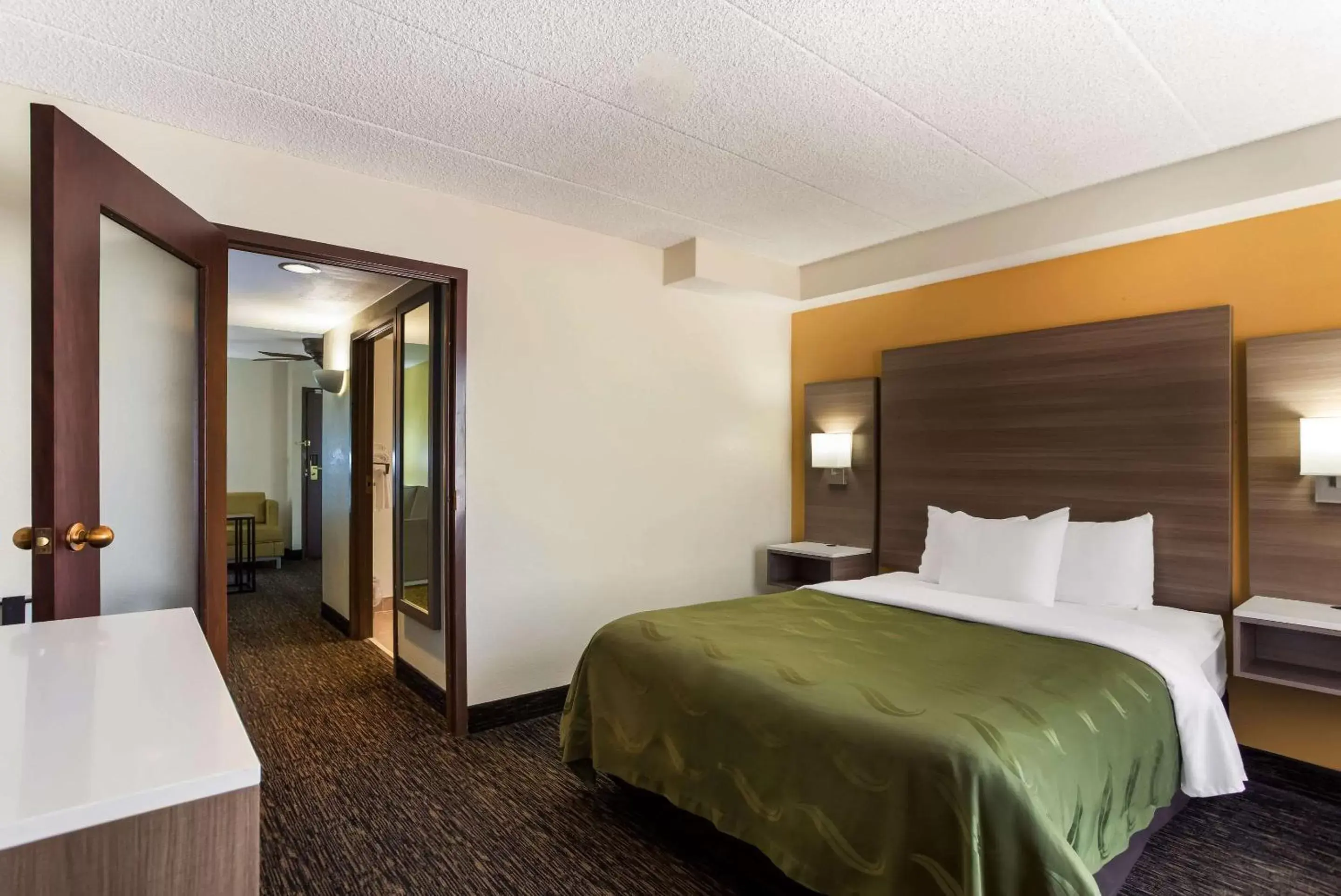 Bedroom, Bed in Quality Suites Milwaukee Airport