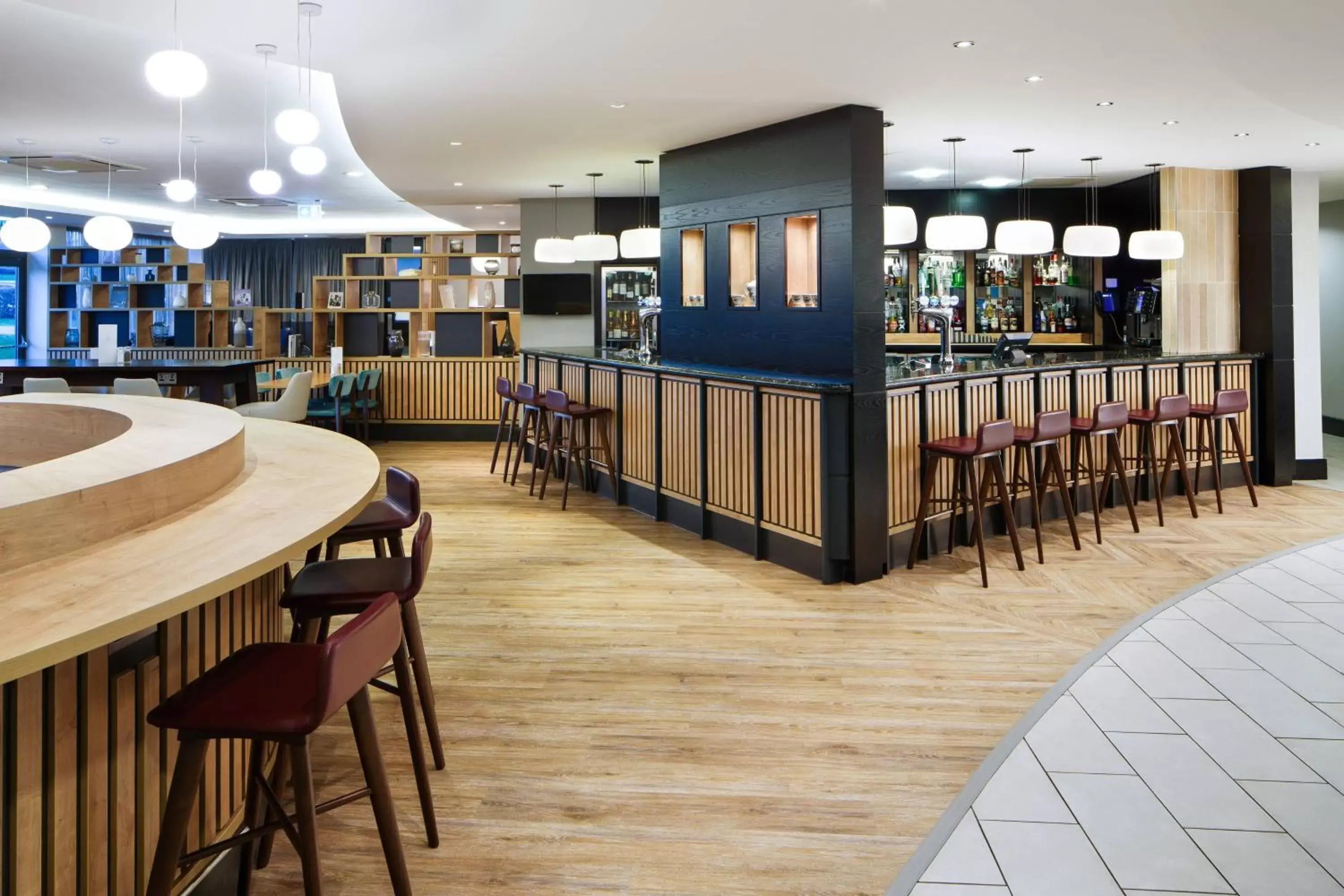 Lounge or bar, Restaurant/Places to Eat in Delta Hotels Nottingham Belfry