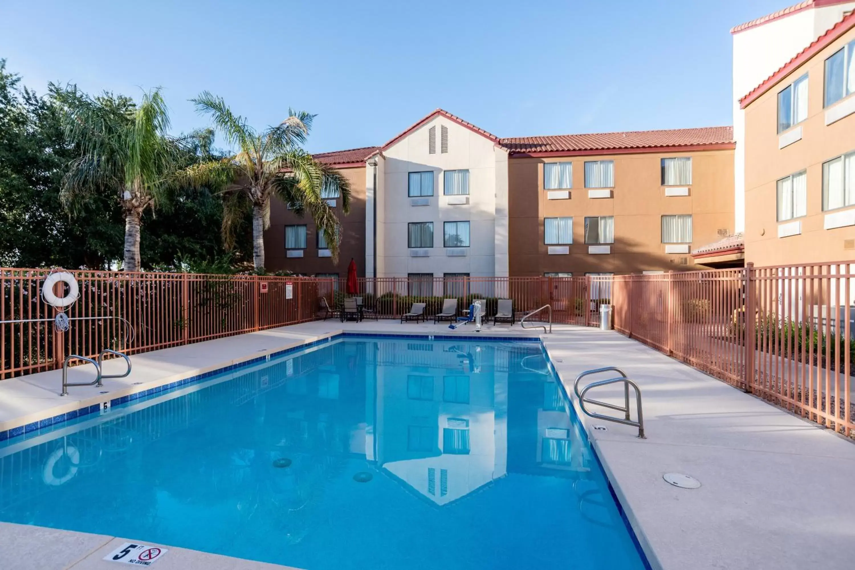 Swimming pool, Property Building in Red Roof Inn Phoenix North - Deer Valley - Bell Rd